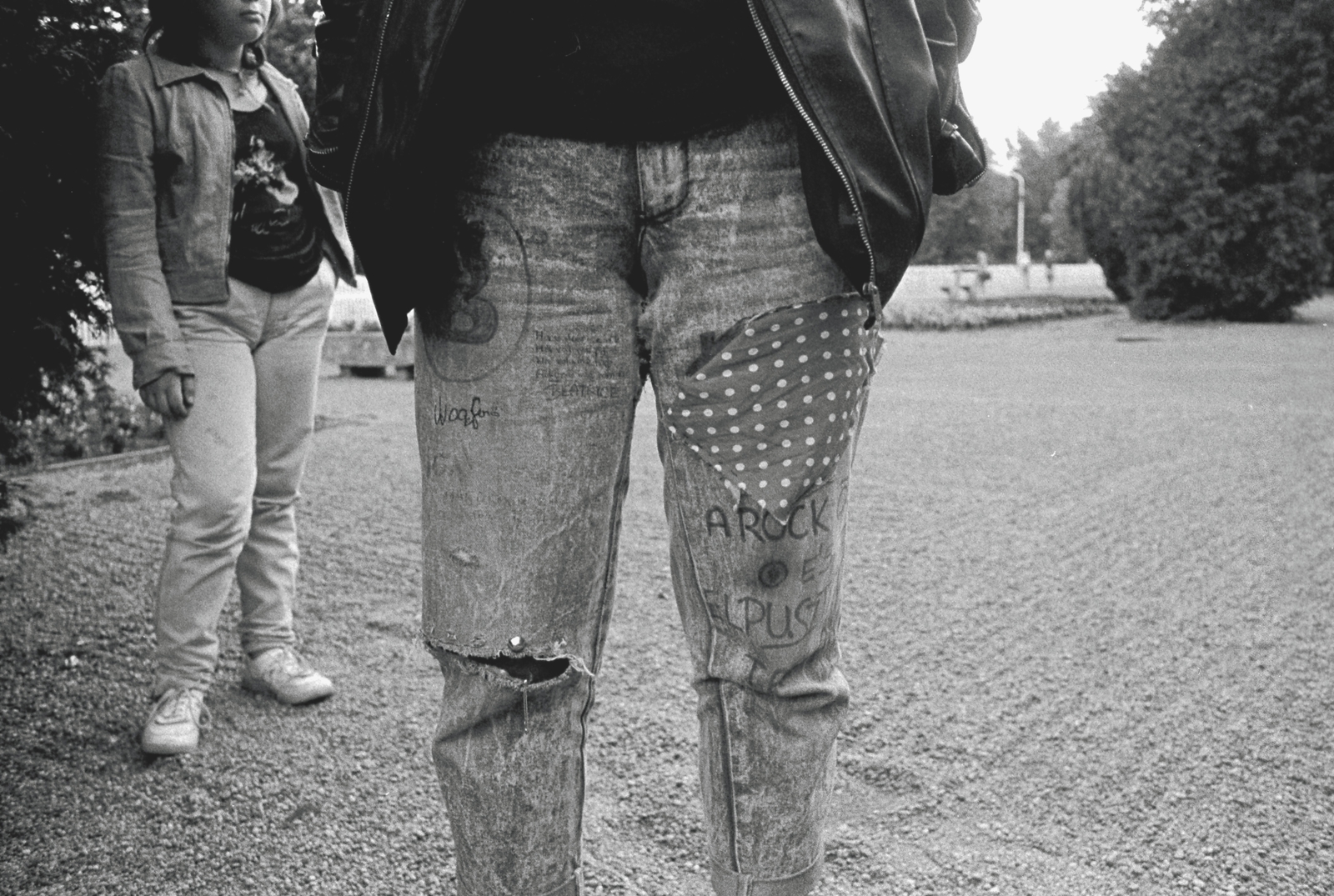 Magyarország, Balatonföldvár, vasútállomás. A sorozat felvételeit a Beatrice rajongói kör tagjai készítették., 1988, Ambrus Tibor, babos kendő, Fortepan #186952