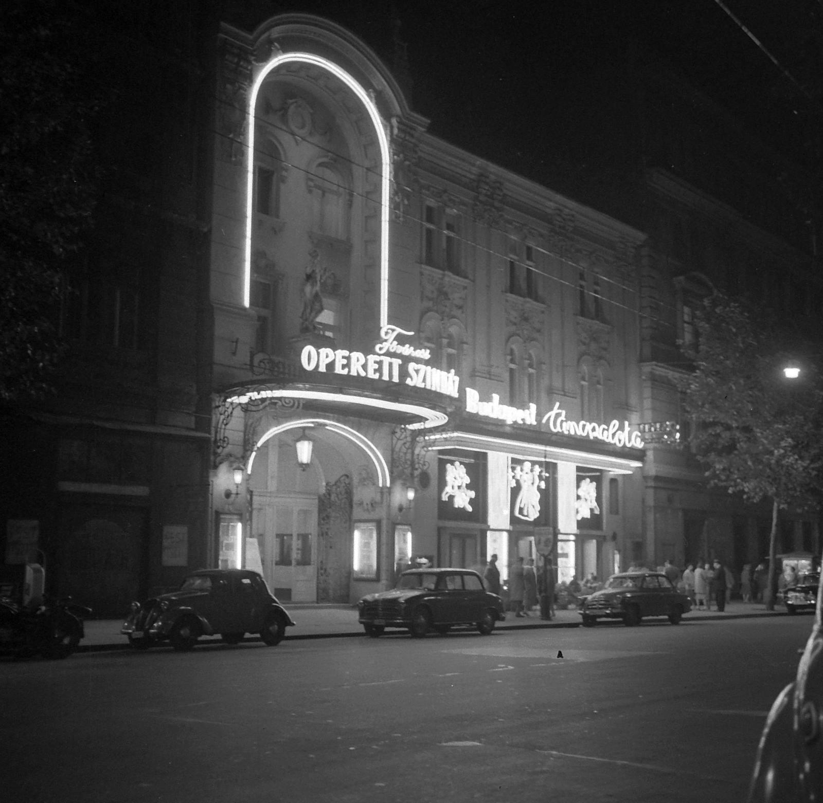 Hungary, Budapest VI., Nagymező utca, Fővárosi Operettszínház és a Budapest Táncpalota (Moulin Rouge)., 1962, Kotnyek Antal, art of theater, Fellner and Helmer-design, Budapest, Fortepan #18696