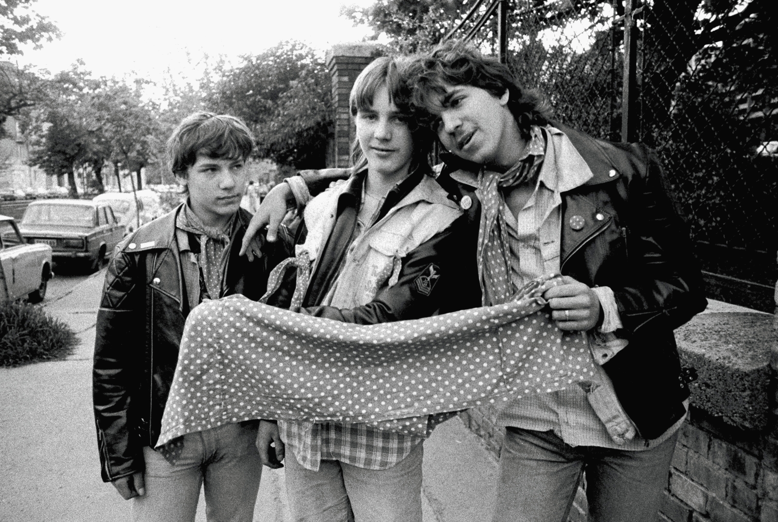 Hungary, Budapest XI., Villányi út 35-43., a Kertészeti és Élelmiszeripari Egyetem főbejáratánál Beatrice koncertre várakozók. A sorozat felvételeit a Beatrice rajongói kör tagjai készítették., 1988, Ambrus Tibor, Budapest, bandana, dotted dress, Fortepan #186978