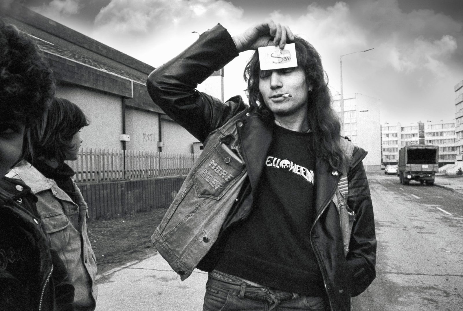 Hungary, Érd, Béke tér, Művelődési Ház. A sorozat felvételeit a Beatrice rajongói kör tagjai készítették., 1987, Ambrus Tibor, leather jacket, youth, smoking, Fortepan #186980