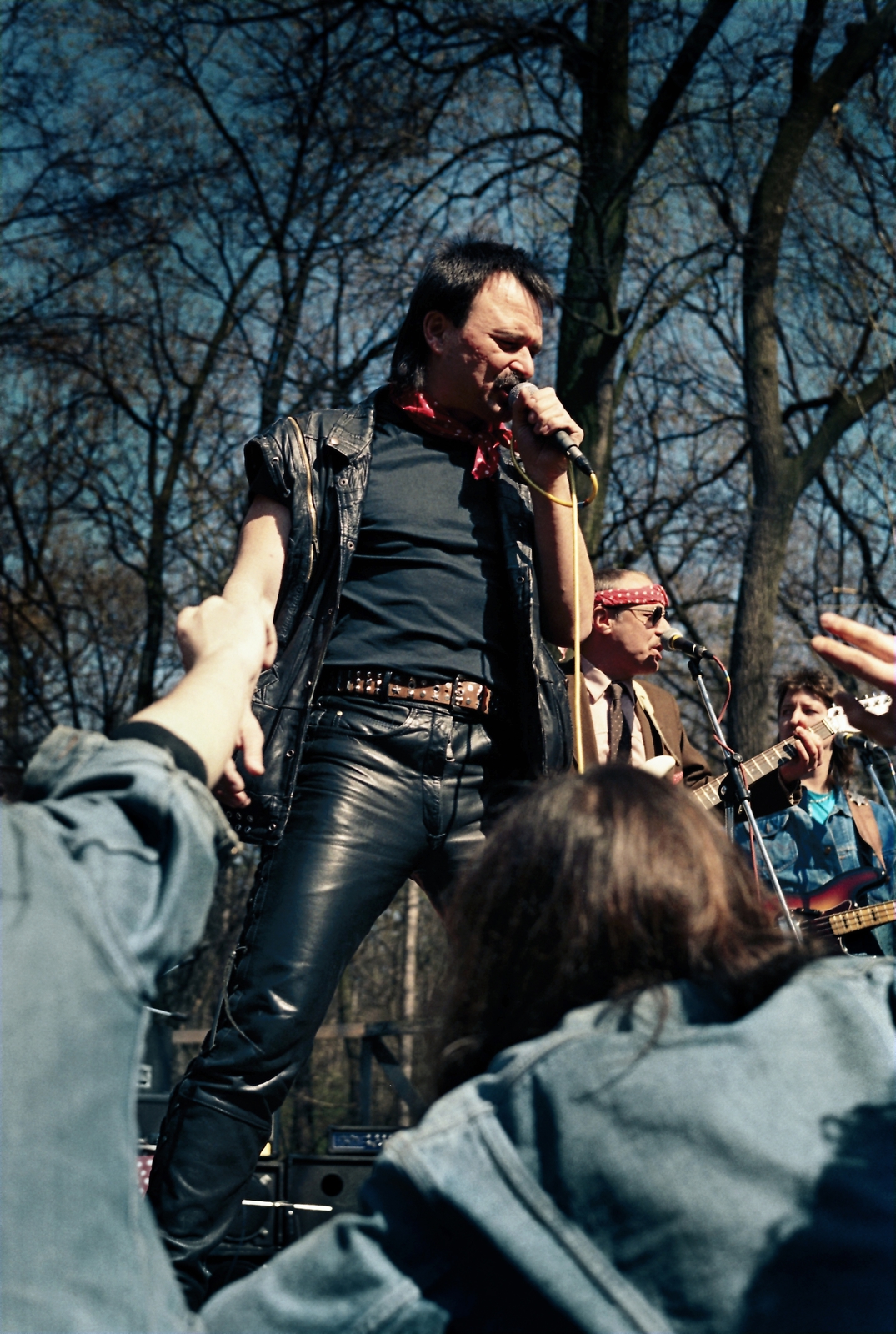 Magyarország, Hűvösvölgy, Budapest II., Nagyrét, Beatrice koncert, Nagy Feró mögött Miklóska Lajos. A sorozat felvételeit a Beatrice rajongói kör tagjai készítették., 1987, Ambrus Tibor, Budapest, Fortepan #187006