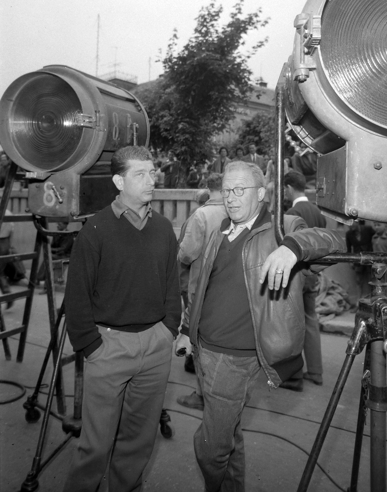 Hungary, Veszprém, a "Fűre lépni szabad" című film forgatásának szünetében. Makk Károly rendező és Illés György operatőr., 1960, Kotnyek Antal, celebrity, light, cameraman, Fortepan #18701