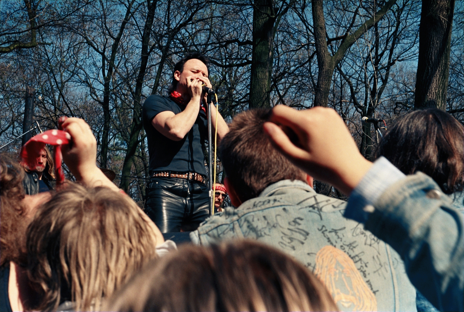 Hungary, Budapest II., Nagyrét, Beatrice koncert, Nagy Feró. A sorozat felvételeit a Beatrice rajongói kör tagjai készítették., 1987, Ambrus Tibor, Budapest, bandana, colorful, kazoo, Fortepan #187010