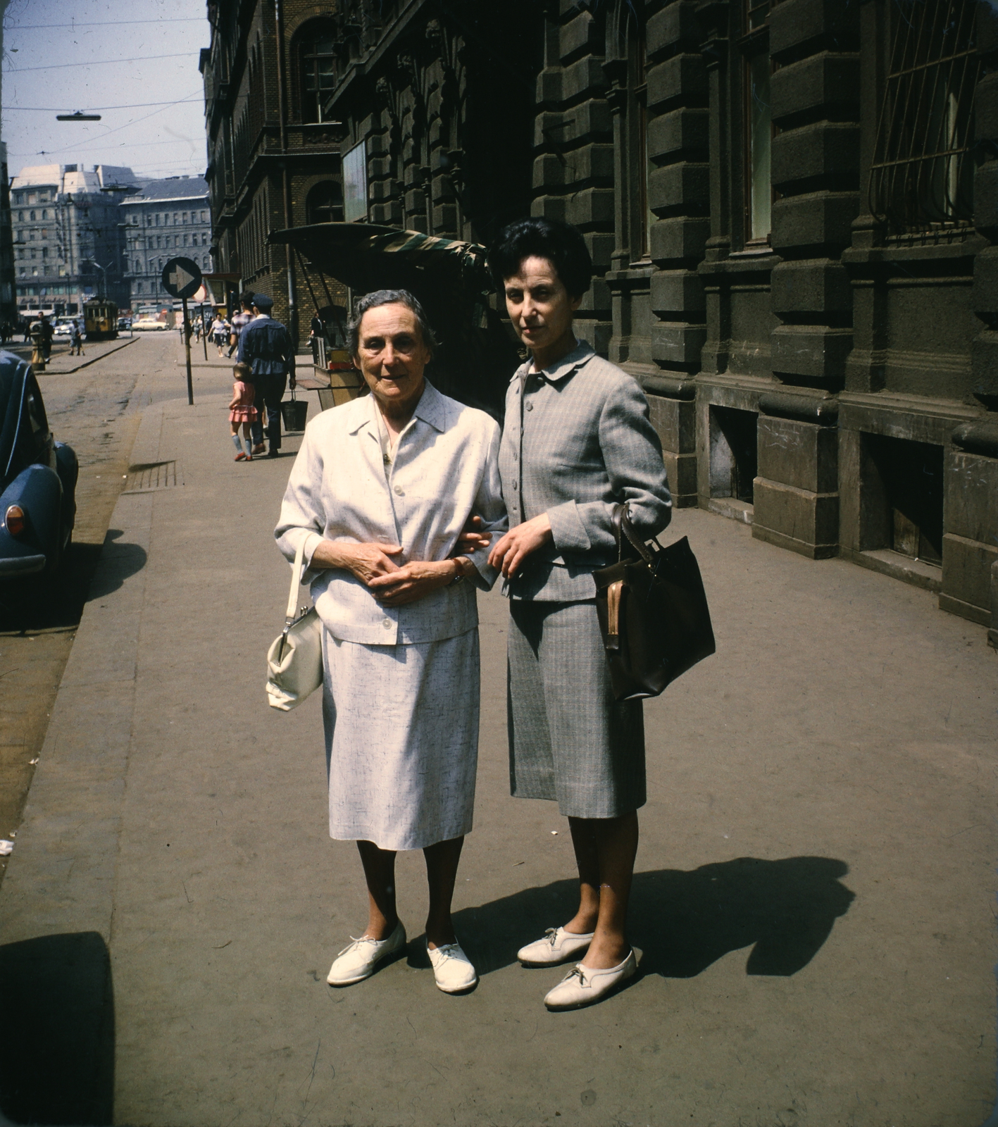 Magyarország, Budapest VIII., Népszínház utca a Blaha Lujza tér felé nézve., 1966, Markus Marianna, Magyar Gábor, színes, Budapest, épület, nők, Fortepan #187034