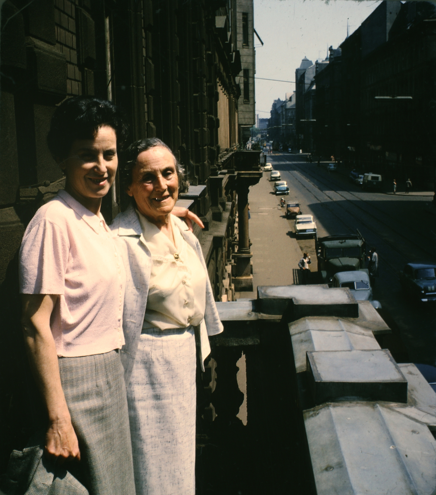 Magyarország, Budapest VIII., Népszínház utca 12., kilátás a II. János Pál pápa (Köztársaság) tér felé., 1966, Markus Marianna, Magyar Gábor, színes, Budapest, nők, erkély, Fortepan #187035