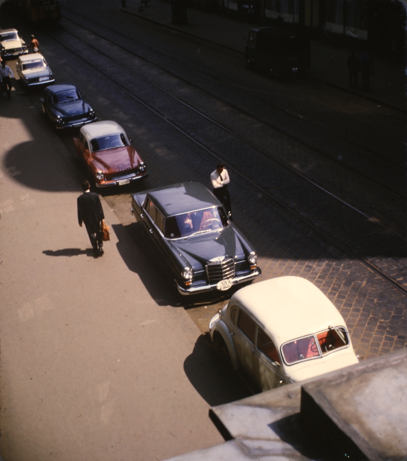 Magyarország, Budapest VIII., a felvétel a Népszínház utca 12. számú házból készült., 1966, Markus Marianna, Magyar Gábor, színes, Mercedes-márka, Budapest, automobil, Fortepan #187041