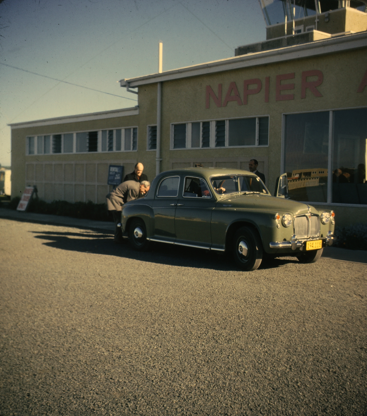 Új-Zéland, Napier, Hawke's Bay repülőtér., 1962, Markus Marianna, Magyar Gábor, színes, rendszám, automobil, repülőtér, Rover-márka, Rover P4, Fortepan #187044