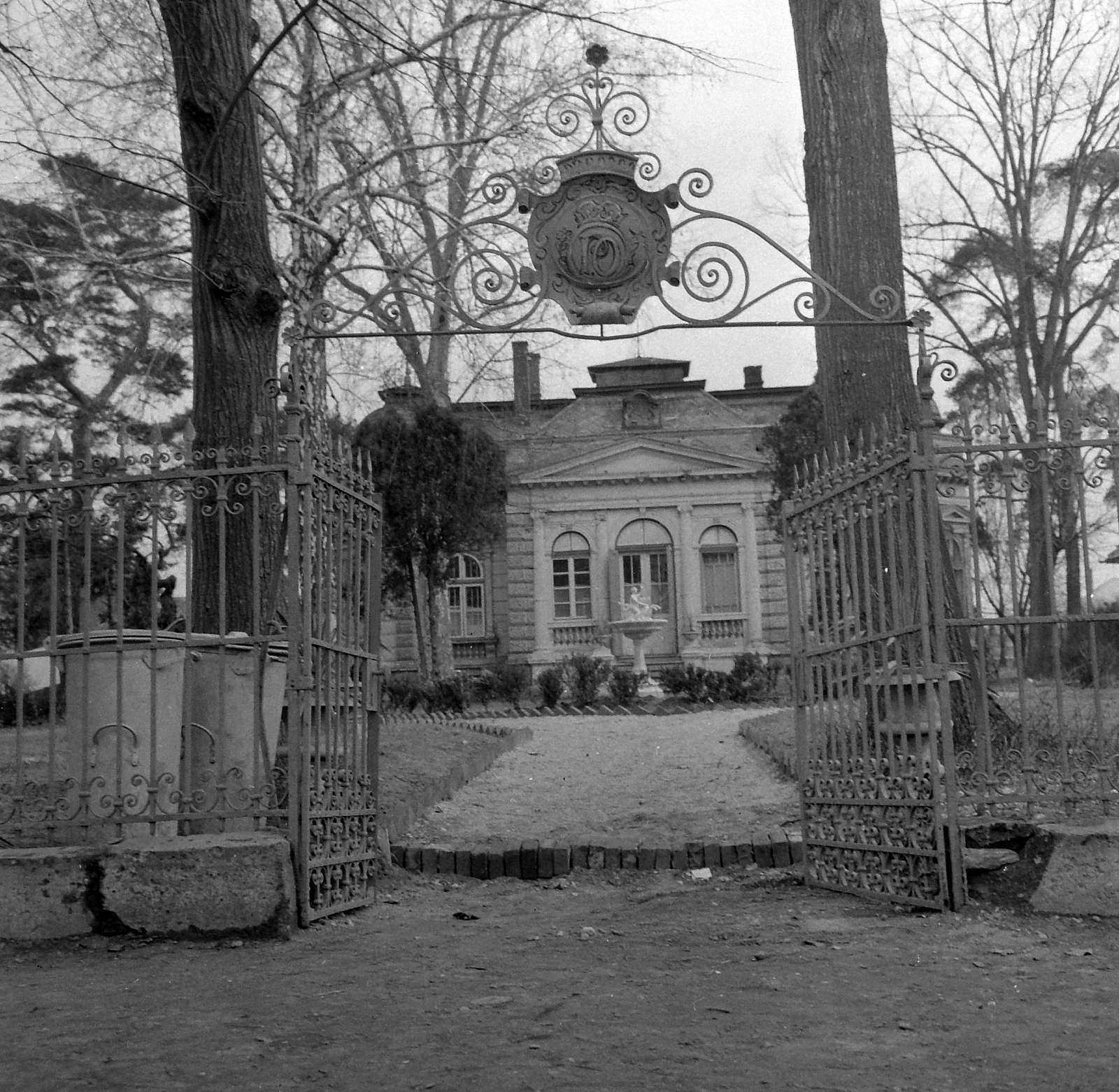 1961, Kotnyek Antal, castle, gate, dustbin, Fortepan #18706
