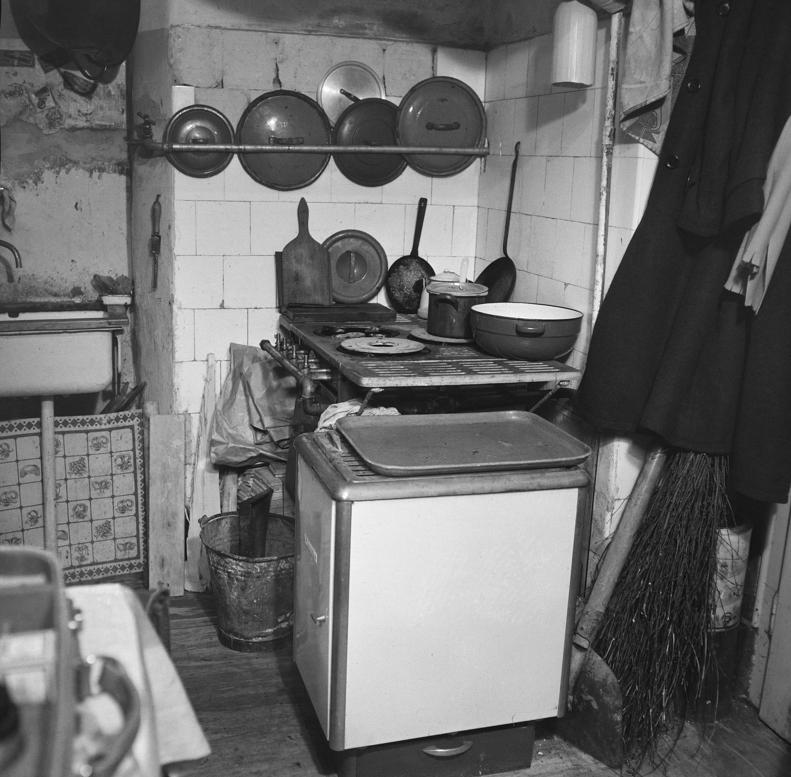A kép forrását kérjük így adja meg: Fortepan / Budapest Főváros Levéltára. Levéltári jelzet: HU.BFL.XV.19.c.10, 1966, Budapest Főváros Levéltára / BRFK helyszínelési fényképei, BRFK Hivatala Bűnügyi Technikai Osztály, poverty, kitchenware, kitchen, Fortepan #187096