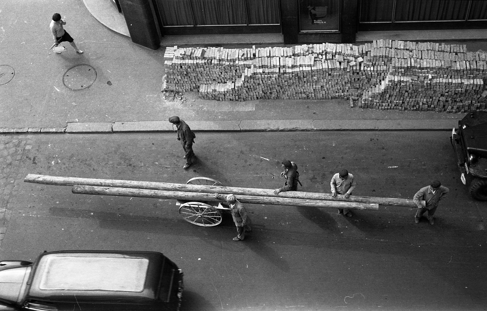 Magyarország, Budapest V., kilátás a Budapesti Rendőrfőkapitányság épületéből a Deák Ferenc tér - Deák Ferenc utca sarokra. A kép forrását kérjük így adja meg: Fortepan / Budapest Főváros Levéltára. Levéltári jelzet: HU.BFL.XV.19.c.10, 1964, Budapest Főváros Levéltára / BRFK helyszínelési fényképei, BRFK Hivatala Bűnügyi Technikai Osztály, Budapest, tégla, felülnézet, Best of, Fortepan #187112