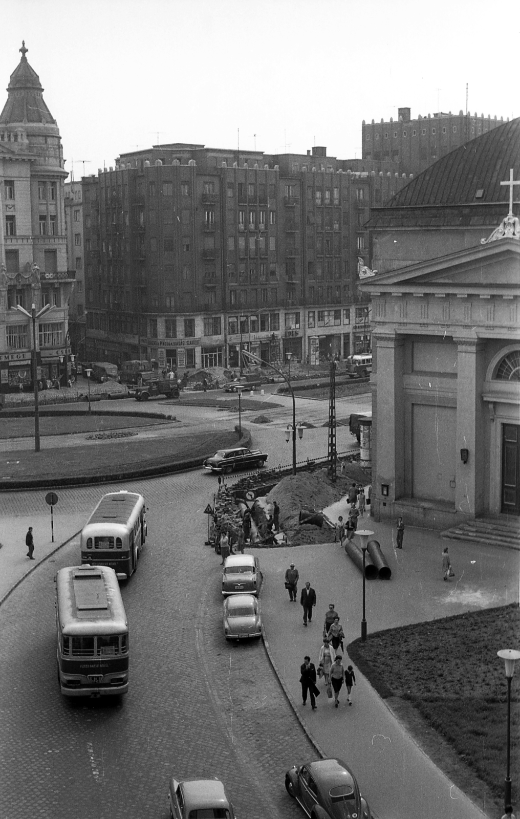 Hungary, Budapest V.,Budapest VI.,Budapest VII., a felvétel a Deák Ferenc téri Budapesti Rendőr-főkapitányság épületéből a Károly (Tanács) körút felé készült. Szemben az Anker-ház és a Madách-házak között a Király (Majakovszkij) utca torkolata, jobbra az evangélikus templom. A kép forrását kérjük így adja meg: Fortepan / Budapest Főváros Levéltára. Levéltári jelzet: HU.BFL.XV.19.c.10, 1964, Budapest Főváros Levéltára / BRFK helyszínelési fényképei, BRFK Hivatala Bűnügyi Technikai Osztály, Budapest, Fortepan #187113