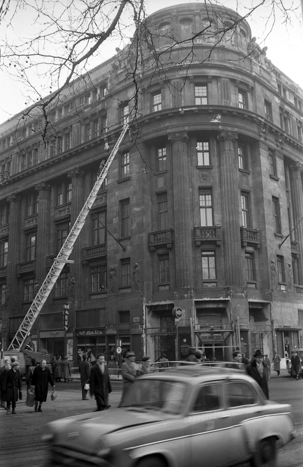 Hungary, Budapest V., Vörösmarty tér, szemben a Váci utca - Deák Ferenc utca sarok. A kép forrását kérjük így adja meg: Fortepan / Budapest Főváros Levéltára. Levéltári jelzet: HU.BFL.XV.19.c.10, 1965, Budapest Főváros Levéltára / BRFK helyszínelési fényképei, BRFK Hivatala Bűnügyi Technikai Osztály, Budapest, Fortepan #187138