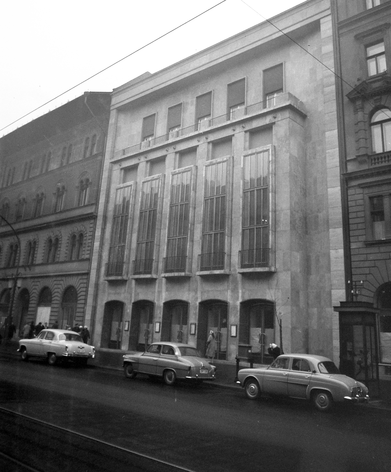 Magyarország, Budapest VII., Erzsébet (Lenin) körút 31., Madách Színház., 1960, Kotnyek Antal, színház, automobil, GAZ M21 Volga, Skoda Octavia, rendszám, Renault Dauphine, Budapest, Fortepan #18714