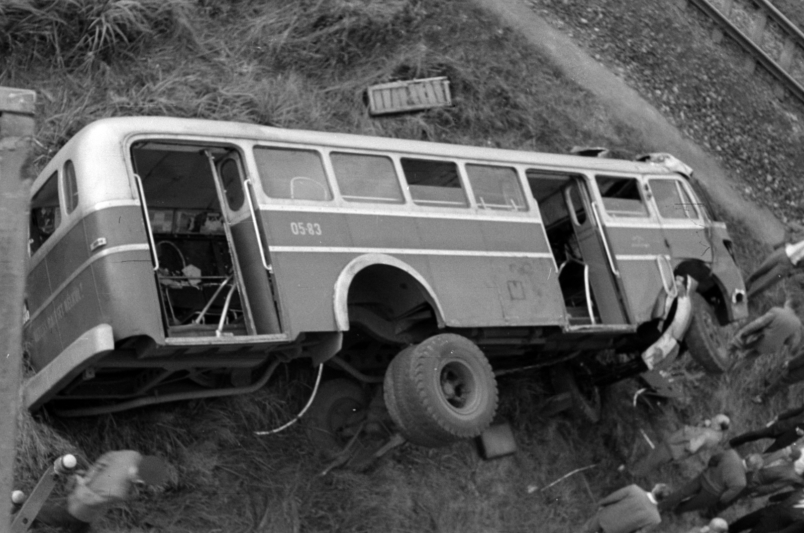 Magyarország, Budapest XIX., a Ferihegyi gyorsforgalmi úti felüljáróról a vasúti pályára zuhant Ikarus 60 autóbusz, 1960. június 16-án. A kép forrását kérjük így adja meg: Fortepan / Budapest Főváros Levéltára. Levéltári jelzet: HU.BFL.XV.19.c.10, 1958, Budapest Főváros Levéltára / BRFK helyszínelési fényképei, BRFK Hivatala Bűnügyi Technikai Osztály, Ikarus 60, Budapest, baleset, Fortepan #187159