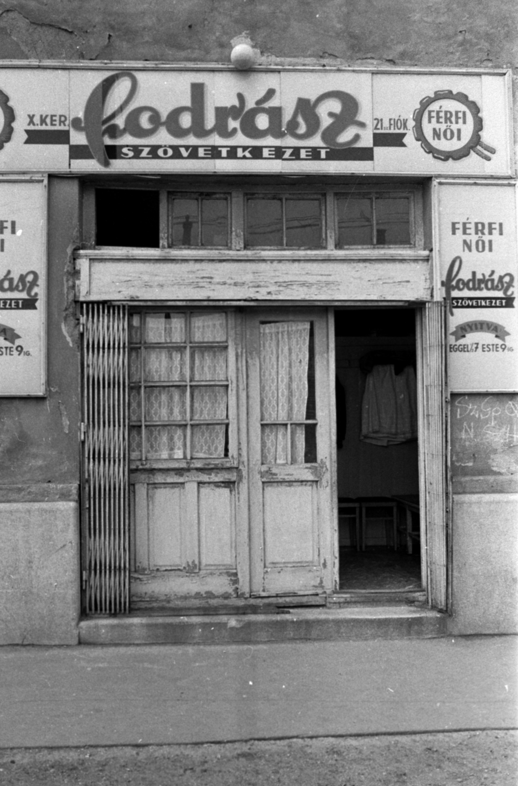 Magyarország, Budapest X., A kép forrását kérjük így adja meg: Fortepan / Budapest Főváros Levéltára. Levéltári jelzet: HU.BFL.XV.19.c.10, 1958, Budapest Főváros Levéltára / BRFK helyszínelési fényképei, BRFK Hivatala Bűnügyi Technikai Osztály, Budapest, fodrászat, üzletportál, Fortepan #187160