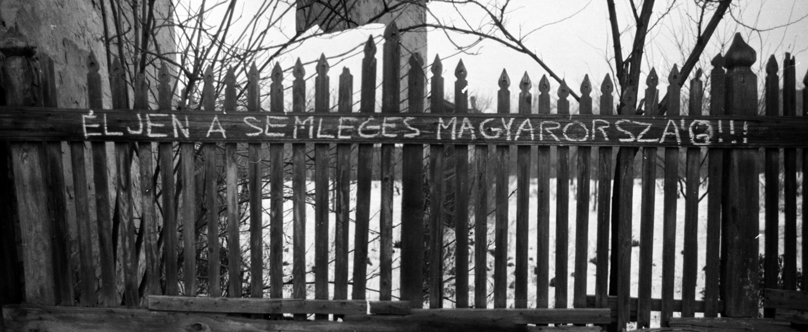 A kép forrását kérjük így adja meg: Fortepan / Budapest Főváros Levéltára. Levéltári jelzet: HU.BFL.XV.19.c.10, 1958, Budapest Főváros Levéltára / BRFK helyszínelési fényképei, BRFK Hivatala Bűnügyi Technikai Osztály, label, lath fence, Fortepan #187163