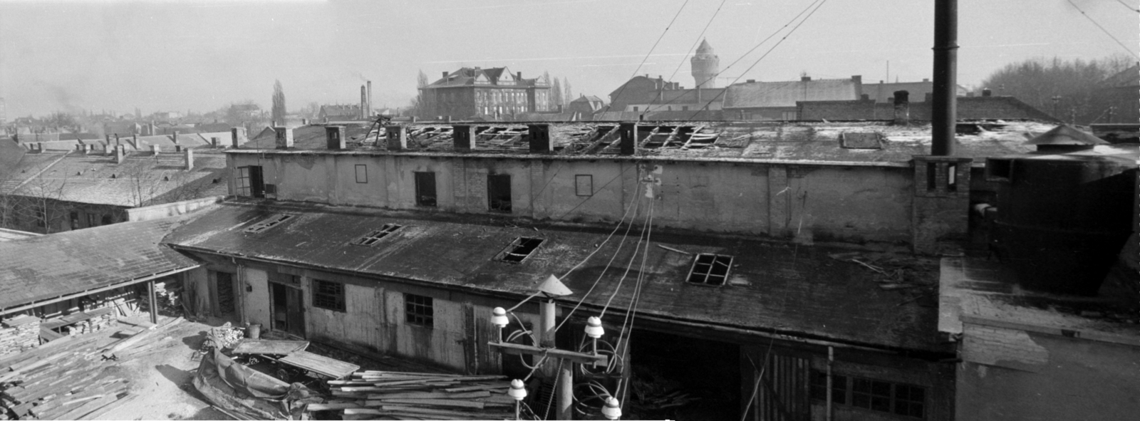 Hungary, Budapest IV., látkép a Munkásotthon utca 90. számú háztól, balra az Árpád út, középen az Árpád Kórház, jobbra az Újpesti víztorony. A kép forrását kérjük így adja meg: Fortepan / Budapest Főváros Levéltára. Levéltári jelzet: HU.BFL.XV.19.c.10, 1958, Budapest Főváros Levéltára / BRFK helyszínelési fényképei, BRFK Hivatala Bűnügyi Technikai Osztály, Budapest, factory, Fortepan #187166