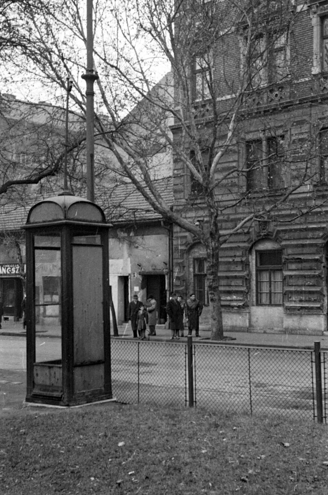 Hungary, Budapest VIII., Mátyás tér, háttérben a 18. és a 17. számú ház. A kép forrását kérjük így adja meg: Fortepan / Budapest Főváros Levéltára. Levéltári jelzet: HU.BFL.XV.19.c.10, 1958, Budapest Főváros Levéltára / BRFK helyszínelési fényképei, BRFK Hivatala Bűnügyi Technikai Osztály, Budapest, phone booth, Fortepan #187168