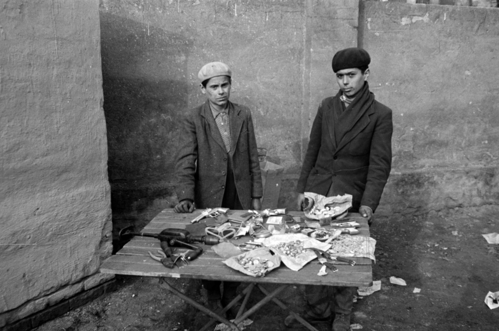 A kép forrását kérjük így adja meg: Fortepan / Budapest Főváros Levéltára. Levéltári jelzet: HU.BFL.XV.19.c.10, 1958, Budapest Főváros Levéltára / BRFK helyszínelési fényképei, BRFK Hivatala Bűnügyi Technikai Osztály, szerszám, karóra, játékpisztoly, Fortepan #187171