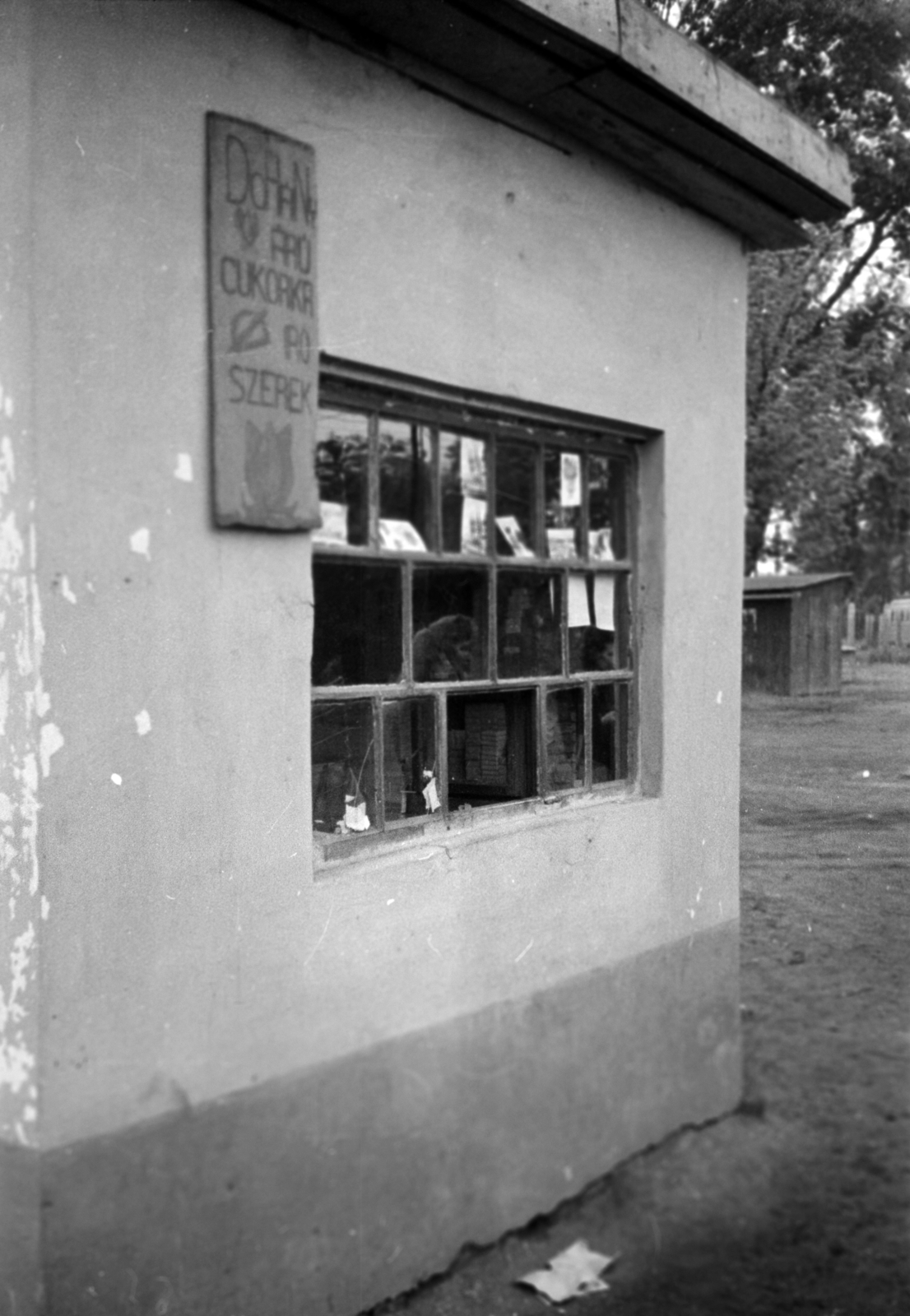 A kép forrását kérjük így adja meg: Fortepan / Budapest Főváros Levéltára. Levéltári jelzet: HU.BFL.XV.19.c.10, 1958, Budapest Főváros Levéltára / BRFK helyszínelési fényképei, BRFK Hivatala Bűnügyi Technikai Osztály, tobacco shop, booth, building, Fortepan #187175