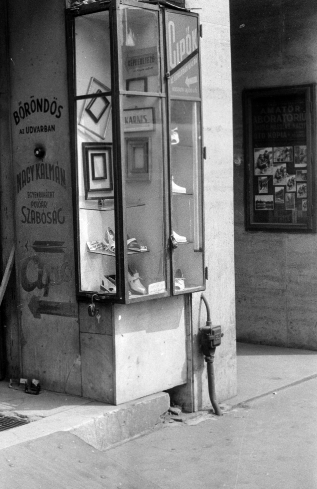 Hungary, Budapest V., balra a Kossuth Lajos utca 6. jobbra a 8. számú ház kapubejárója. A kép forrását kérjük így adja meg: Fortepan / Budapest Főváros Levéltára. Levéltári jelzet: HU.BFL.XV.19.c.10, 1959, Budapest Főváros Levéltára / BRFK helyszínelési fényképei, BRFK Hivatala Bűnügyi Technikai Osztály, Budapest, Show window, ad, Fortepan #187185