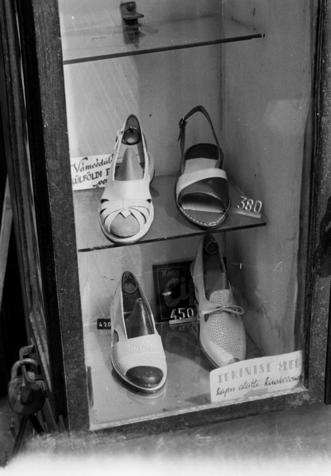 A kép forrását kérjük így adja meg: Fortepan / Budapest Főváros Levéltára. Levéltári jelzet: HU.BFL.XV.19.c.10, 1959, Budapest Főváros Levéltára / BRFK helyszínelési fényképei, BRFK Hivatala Bűnügyi Technikai Osztály, cabinet, shoe, price tag, Fortepan #187186