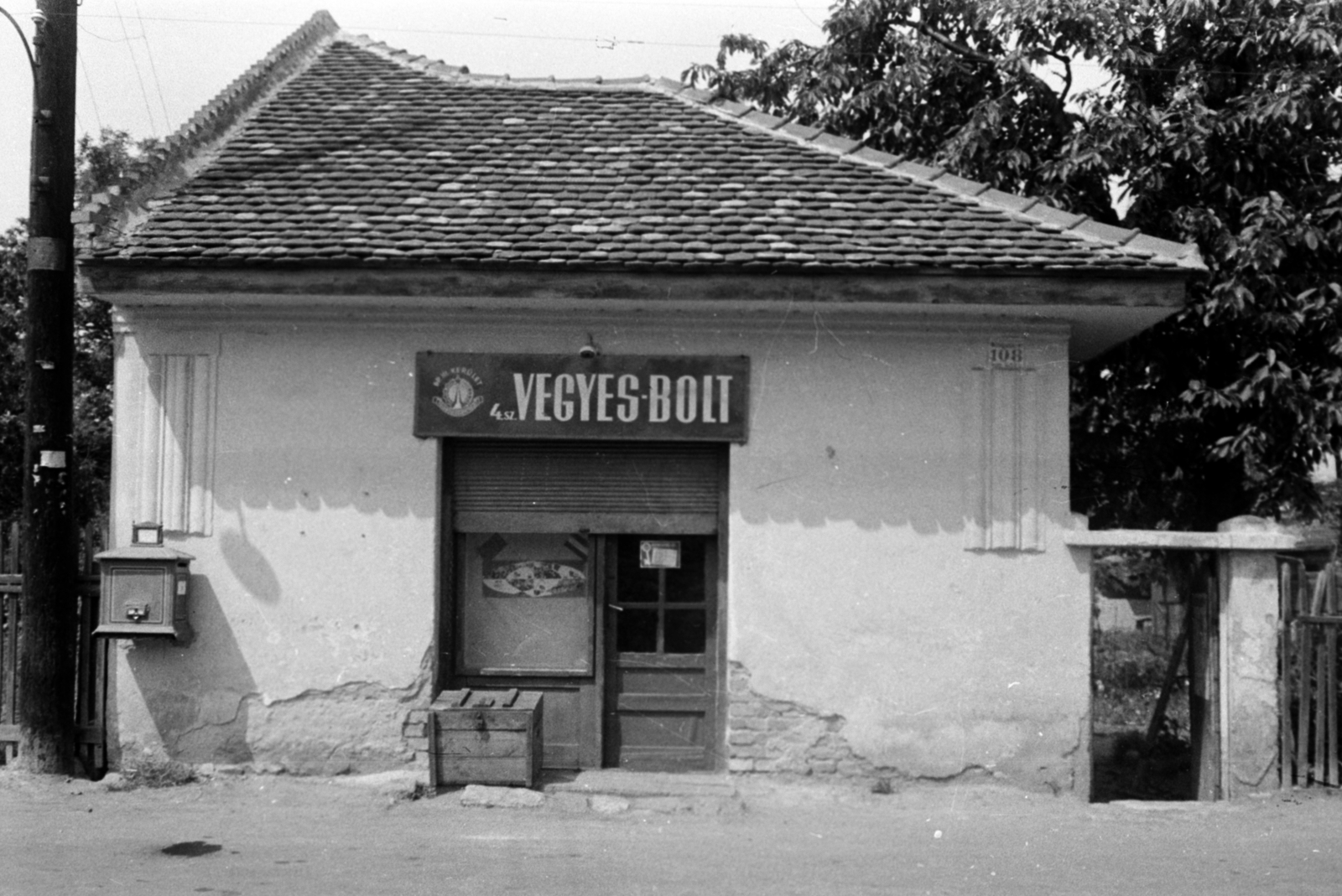 A kép forrását kérjük így adja meg: Fortepan / Budapest Főváros Levéltára. Levéltári jelzet: HU.BFL.XV.19.c.10, 1963, Budapest Főváros Levéltára / BRFK helyszínelési fényképei, BRFK Hivatala Bűnügyi Technikai Osztály, postaláda, vegyesbolt, Fortepan #187195