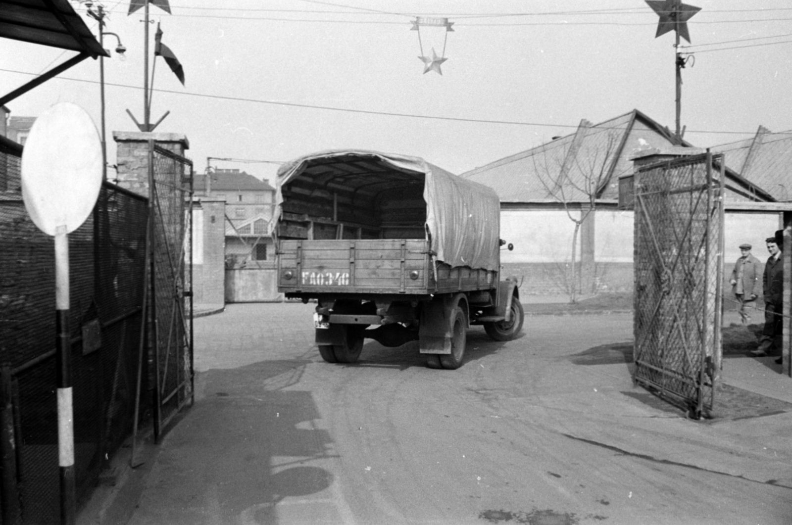 Hungary, Budapest VIII., Hős utca 9., a Fővárosi Sütőipari Szállító-, Karbantartó és Nagykereskedelmi Vállalat telepének kapuján hajt ki a teherautó. Túloldalon a Fővárosi Kenyérgyár Százados úti telepének kapuja. Távolabb a Stróbl Alajos utca egyik épülete látszik. A kép forrását kérjük így adja meg: Fortepan / Budapest Főváros Levéltára. Levéltári jelzet: HU.BFL.XV.19.c.10, 1960, Budapest Főváros Levéltára / BRFK helyszínelési fényképei, BRFK Hivatala Bűnügyi Technikai Osztály, Budapest, commercial vehicle, Fortepan #187202