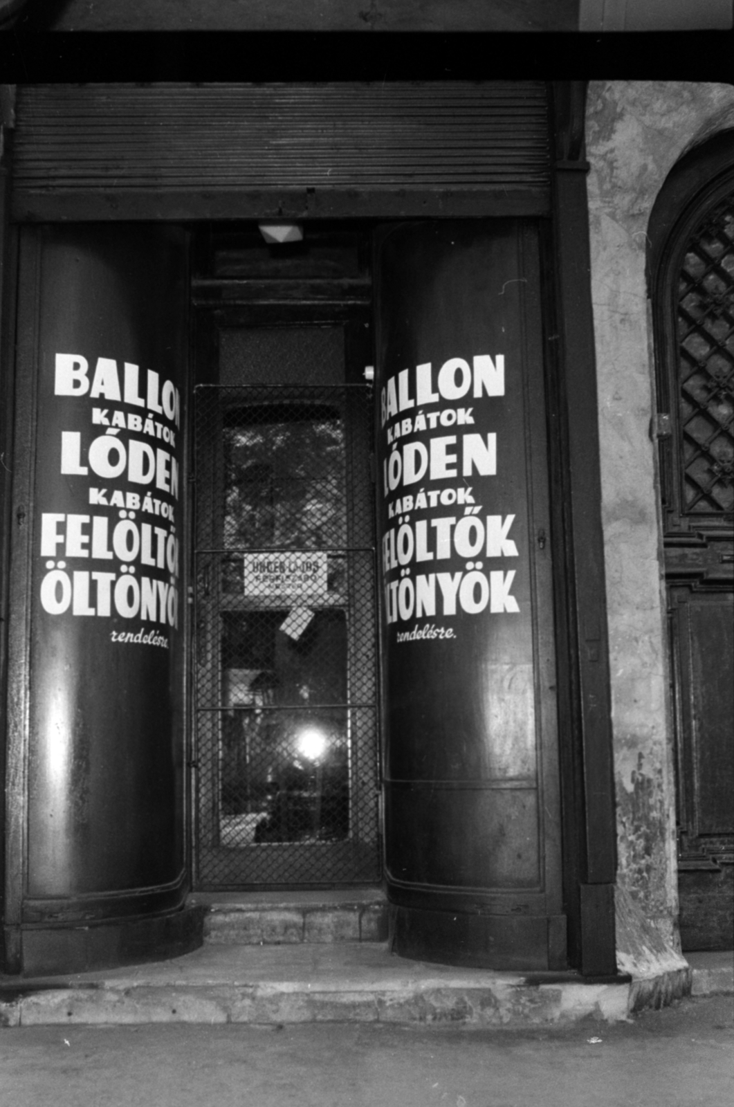 Magyarország, Budapest V., Kecskeméti utca 7., a férfi ruházati bolt bejárata. A kép forrását kérjük így adja meg: Fortepan / Budapest Főváros Levéltára. Levéltári jelzet: HU.BFL.XV.19.c.10, 1963, Budapest Főváros Levéltára / BRFK helyszínelési fényképei, BRFK Hivatala Bűnügyi Technikai Osztály, Budapest, Fortepan #187204