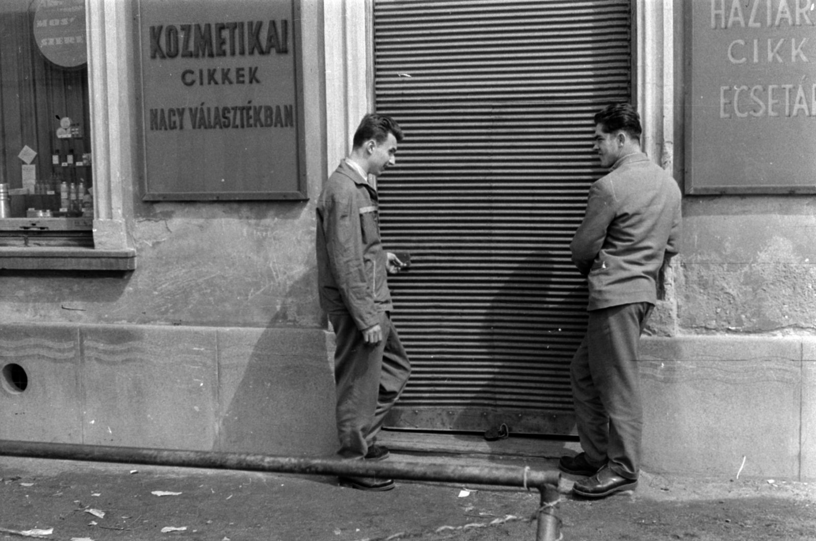 A kép forrását kérjük így adja meg: Fortepan / Budapest Főváros Levéltára. Levéltári jelzet: HU.BFL.XV.19.c.10, 1963, Budapest Főváros Levéltára / BRFK helyszínelési fényképei, BRFK Hivatala Bűnügyi Technikai Osztály, háztartási bolt, Fortepan #187215