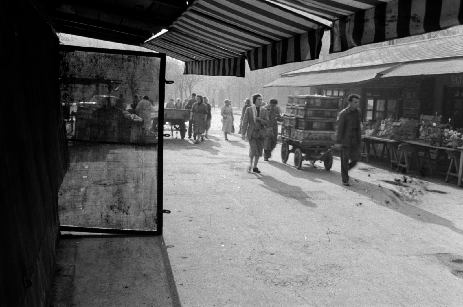 A kép forrását kérjük így adja meg: Fortepan / Budapest Főváros Levéltára. Levéltári jelzet: HU.BFL.XV.19.c.10, 1960, Budapest Főváros Levéltára / BRFK helyszínelési fényképei, BRFK Hivatala Bűnügyi Technikai Osztály, market, handbarrow, Fortepan #187225