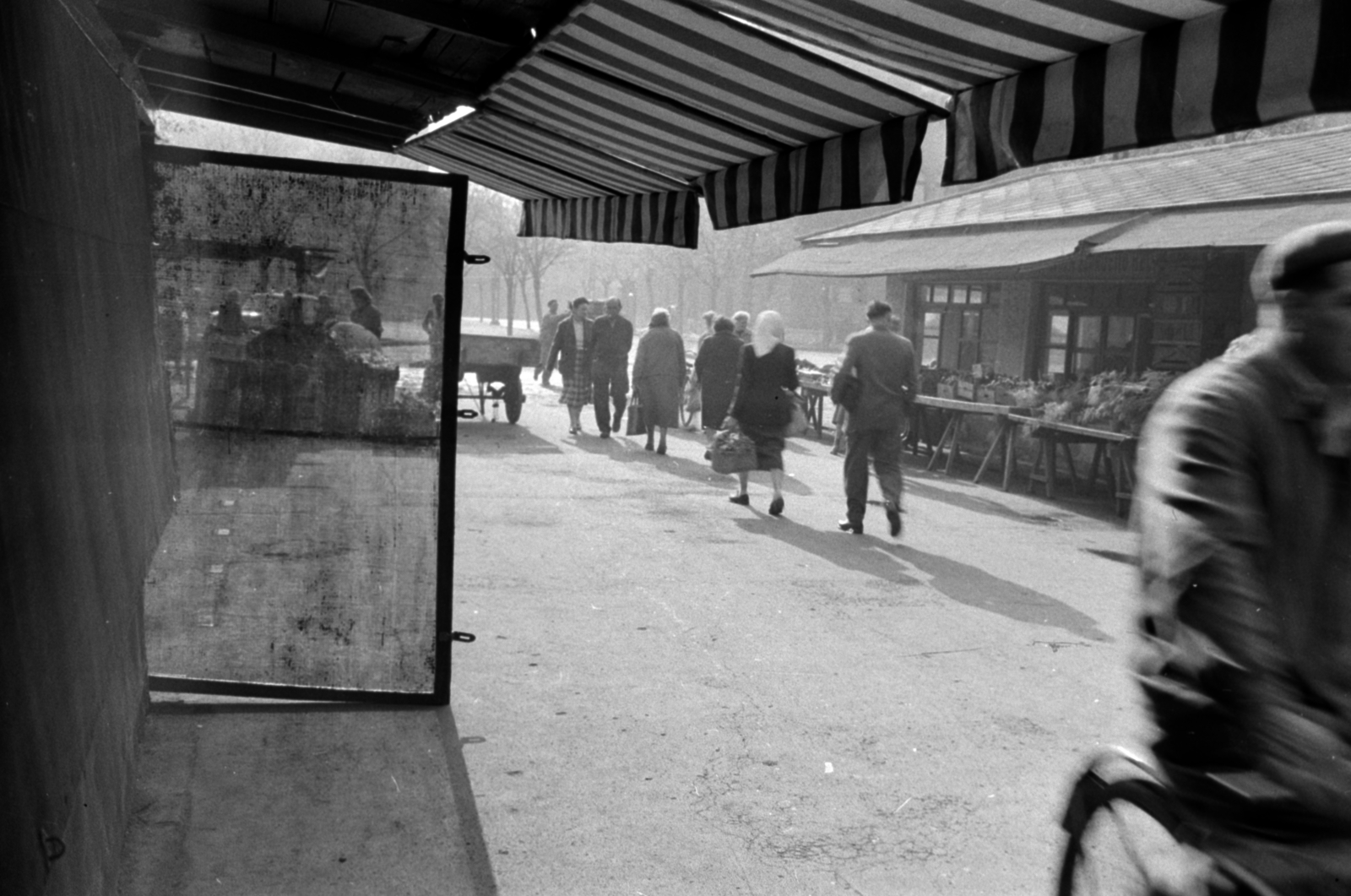 A kép forrását kérjük így adja meg: Fortepan / Budapest Főváros Levéltára. Levéltári jelzet: HU.BFL.XV.19.c.10, 1960, Budapest Főváros Levéltára / BRFK helyszínelési fényképei, BRFK Hivatala Bűnügyi Technikai Osztály, market, Fortepan #187226