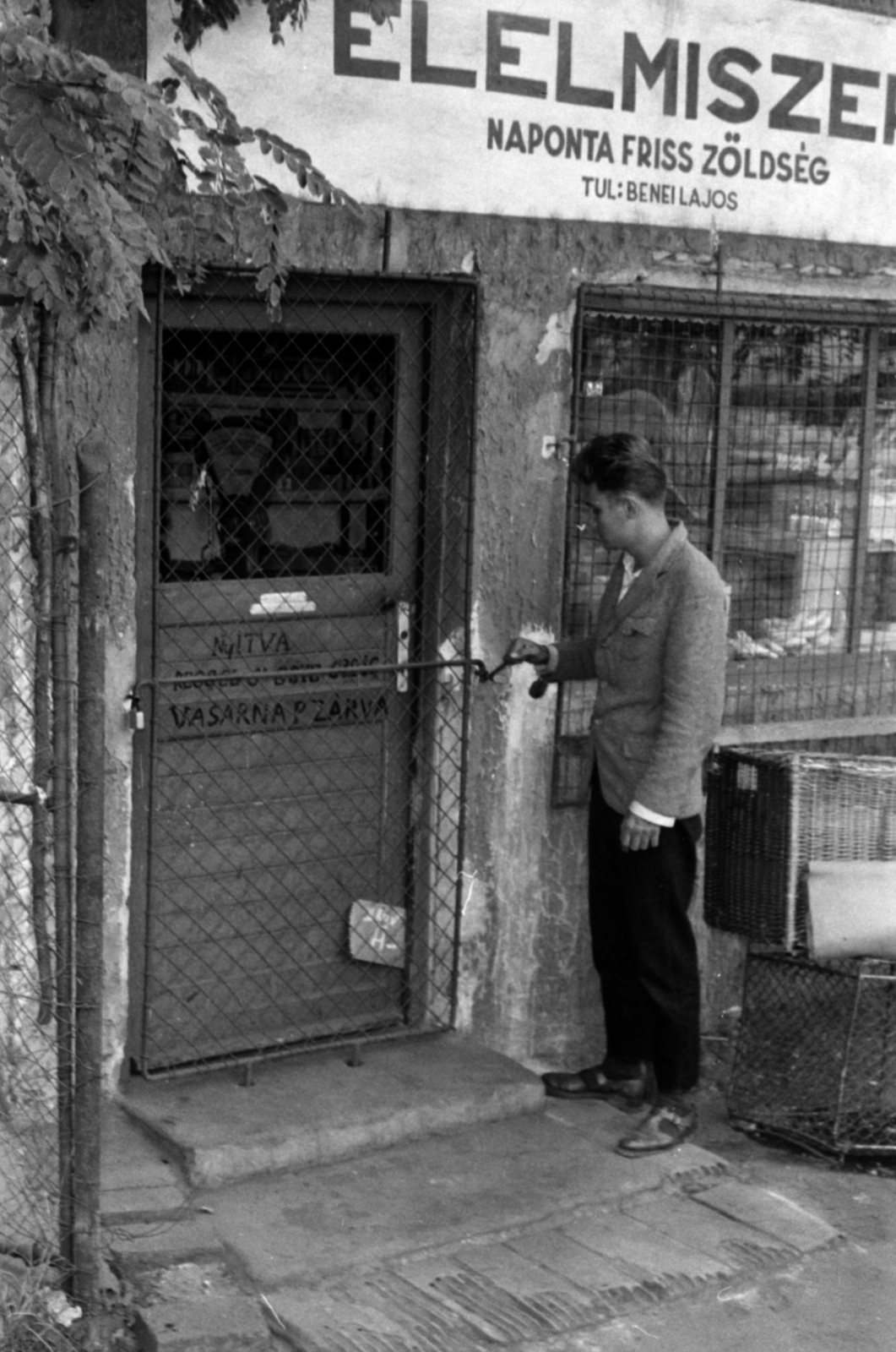A kép forrását kérjük így adja meg: Fortepan / Budapest Főváros Levéltára. Levéltári jelzet: HU.BFL.XV.19.c.10, 1961, Budapest Főváros Levéltára / BRFK helyszínelési fényképei, BRFK Hivatala Bűnügyi Technikai Osztály, grocery store, Fortepan #187239