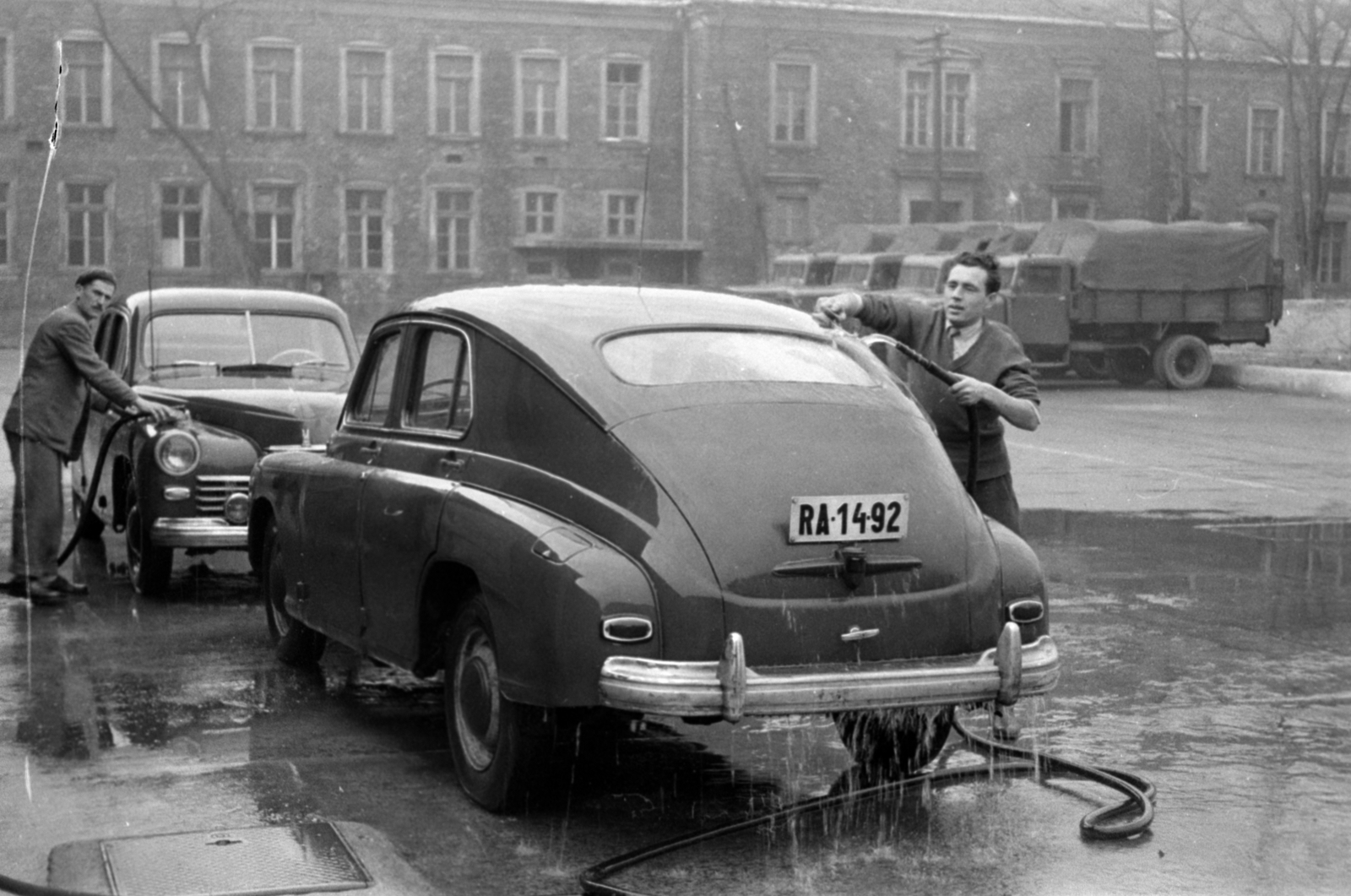 Hungary, Budapest IX., a rendőrség Nádasdy utca és Vaskapu utca közötti gépjárműtelepe. A kép forrását kérjük így adja meg: Fortepan / Budapest Főváros Levéltára. Levéltári jelzet: HU.BFL.XV.19.c.10, 1961, Budapest Főváros Levéltára / BRFK helyszínelési fényképei, BRFK Hivatala Bűnügyi Technikai Osztály, M20 Pobeda, number plate, Budapest, car wash, Fortepan #187247