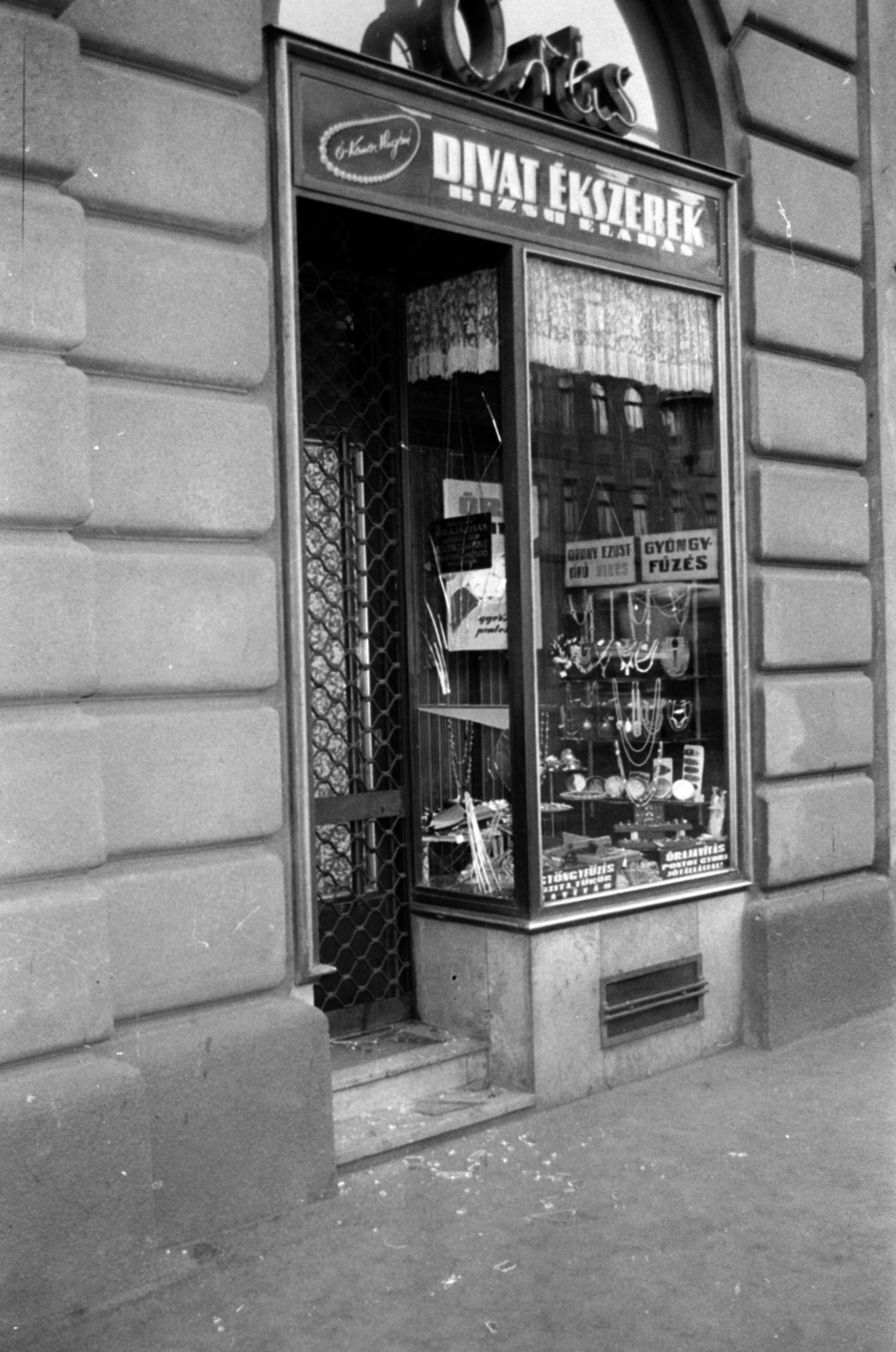 Hungary, Budapest IX., Ferenc körút 43., órás- divatékszerüzlet kirakata. A kép forrását kérjük így adja meg: Fortepan / Budapest Főváros Levéltára. Levéltári jelzet: HU.BFL.XV.19.c.10, 1961, Budapest Főváros Levéltára / BRFK helyszínelési fényképei, BRFK Hivatala Bűnügyi Technikai Osztály, Budapest, Fortepan #187254