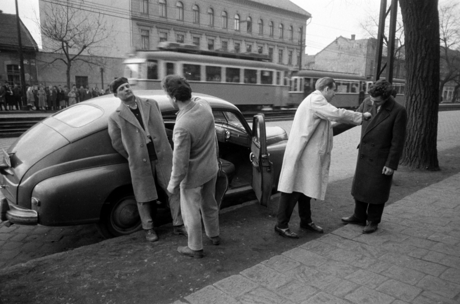 Hungary, Budapest XIII., Váci út, szemben a túloldalon a 94. számú ház. A kép forrását kérjük így adja meg: Fortepan / Budapest Főváros Levéltára. Levéltári jelzet: HU.BFL.XV.19.c.10, 1965, Budapest Főváros Levéltára / BRFK helyszínelési fényképei, BRFK Hivatala Bűnügyi Technikai Osztály, Budapest, tram, Fortepan #187276