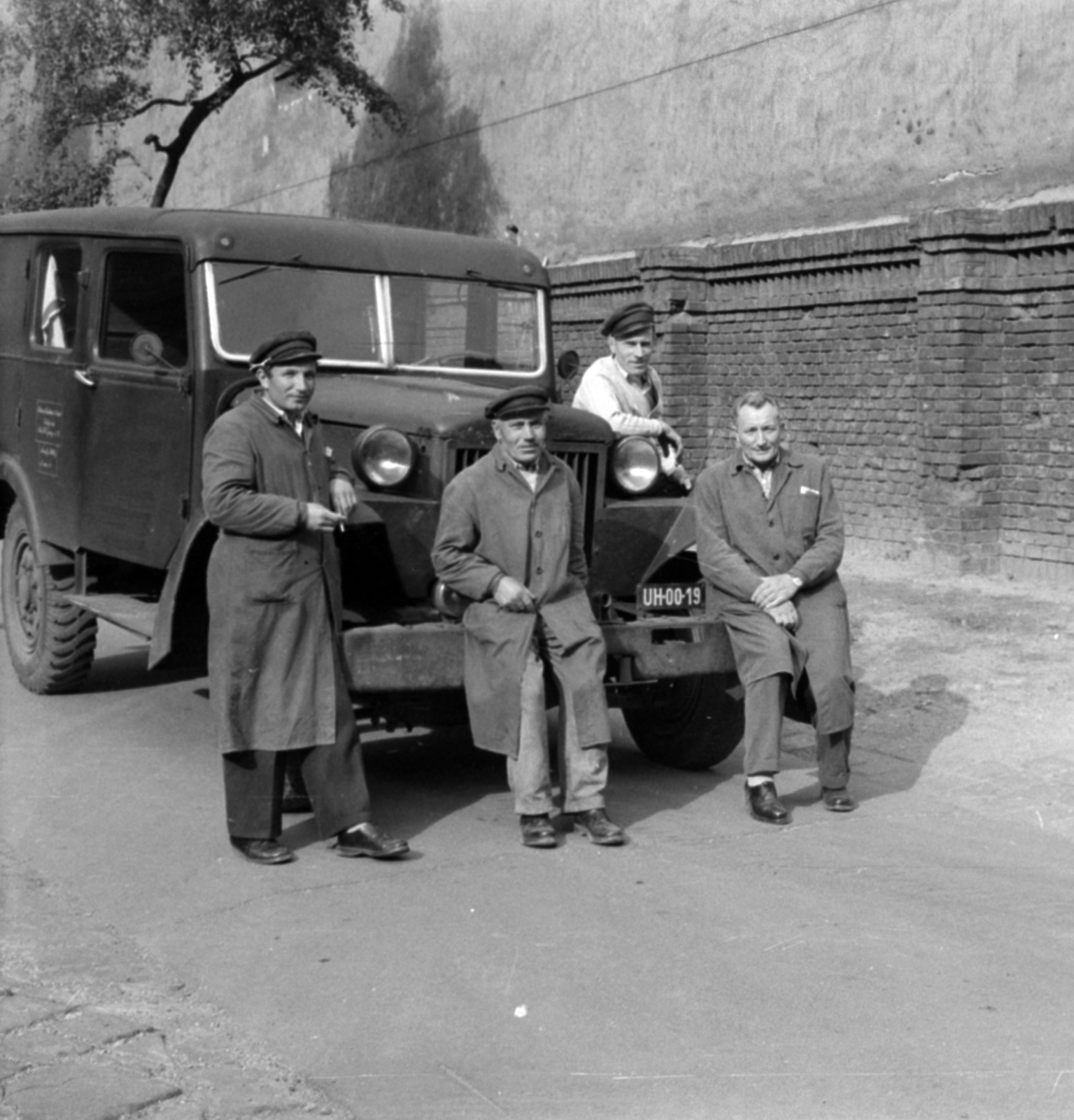 Magyarország, Budapest IX., Üllői út 93., BOTE Kórbonctani (később Semmelweis Egyetem Igazságügyi és Biztosítás-orvostani, valamint II. sz. Patológiai Intézet) udvara. A kép forrását kérjük így adja meg: Fortepan / Budapest Főváros Levéltára. Levéltári jelzet: HU.BFL.XV.19.c.10, 1961, Budapest Főváros Levéltára / BRFK helyszínelési fényképei, BRFK Hivatala Bűnügyi Technikai Osztály, Csepel 130, Budapest, halottaskocsi, Fortepan #187298