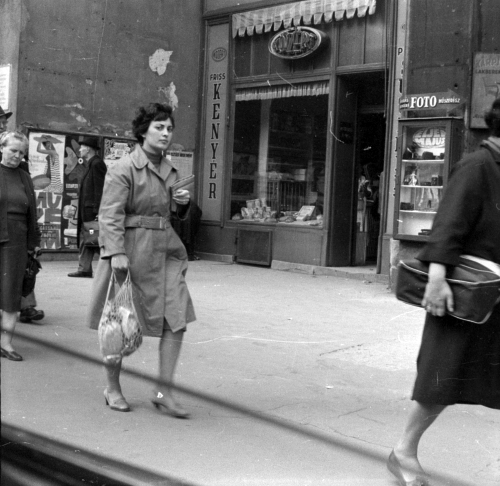 Hungary, Budapest VII., a felvétel a Károly (Tanács) körút 5. számú ház előtt készült. A kép forrását kérjük így adja meg: Fortepan / Budapest Főváros Levéltára. Levéltári jelzet: HU.BFL.XV.19.c.10, 1961, Budapest Főváros Levéltára / BRFK helyszínelési fényképei, BRFK Hivatala Bűnügyi Technikai Osztály, Budapest, Fortepan #187300