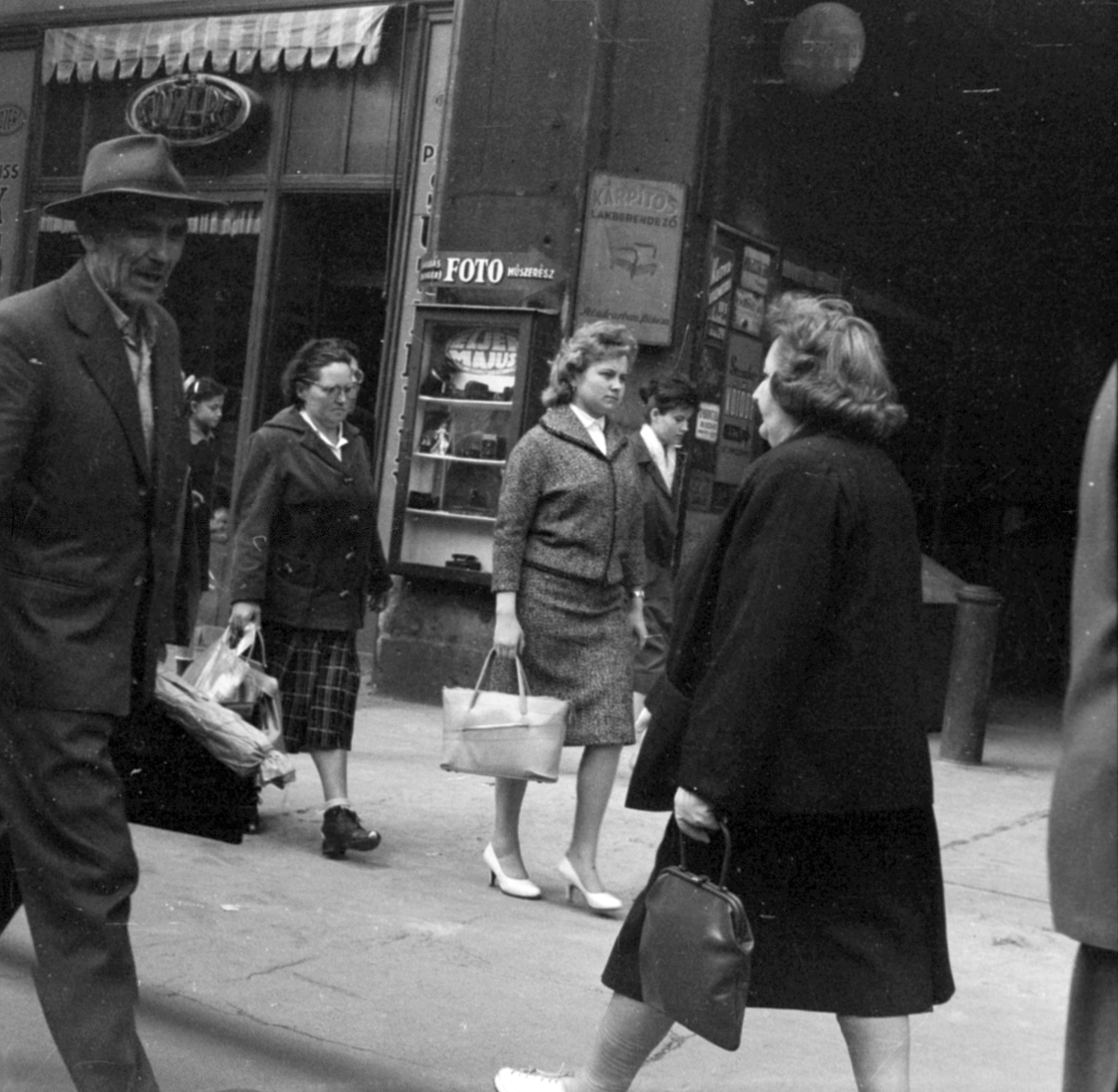 Hungary, Budapest VII., a felvétel a Károly (Tanács) körút 5. számú ház előtt készült. A kép forrását kérjük így adja meg: Fortepan / Budapest Főváros Levéltára. Levéltári jelzet: HU.BFL.XV.19.c.10, 1961, Budapest Főváros Levéltára / BRFK helyszínelési fényképei, BRFK Hivatala Bűnügyi Technikai Osztály, Budapest, Fortepan #187301