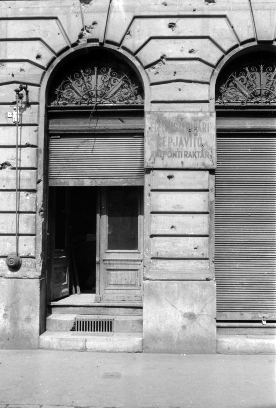 Magyarország, Budapest VIII., Leonardo da Vinci utca 7., az Élelmiszeripari Gépjavító Ksz. raktára. A kép forrását kérjük így adja meg: Fortepan / Budapest Főváros Levéltára. Levéltári jelzet: HU.BFL.XV.19.c.10, 1963, Budapest Főváros Levéltára / BRFK helyszínelési fényképei, BRFK Hivatala Bűnügyi Technikai Osztály, Budapest, redőny, golyónyom, Fortepan #187304