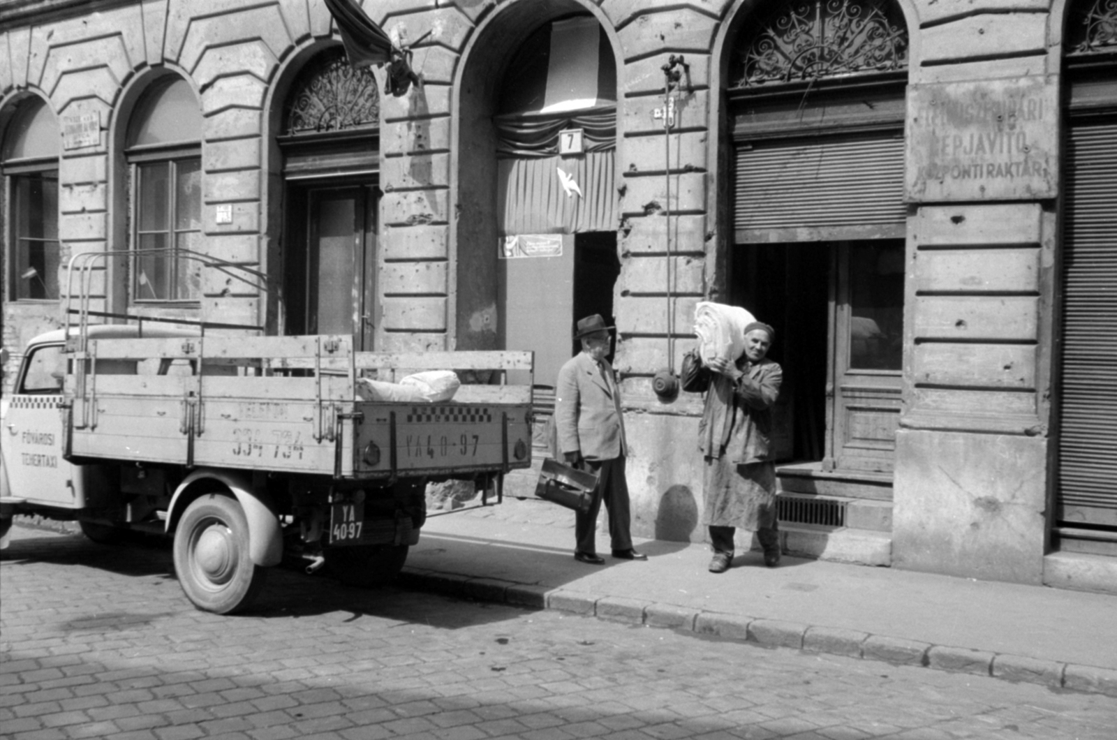 Hungary, Budapest VIII., Leonardo da Vinci utca 7., jobbra az Élelmiszeripari Gépjavító Ksz. raktára. A kép forrását kérjük így adja meg: Fortepan / Budapest Főváros Levéltára. Levéltári jelzet: HU.BFL.XV.19.c.10, 1963, Budapest Főváros Levéltára / BRFK helyszínelési fényképei, BRFK Hivatala Bűnügyi Technikai Osztály, Budapest, u-haul, carrying on the shoulder, commercial vehicle, Fortepan #187308