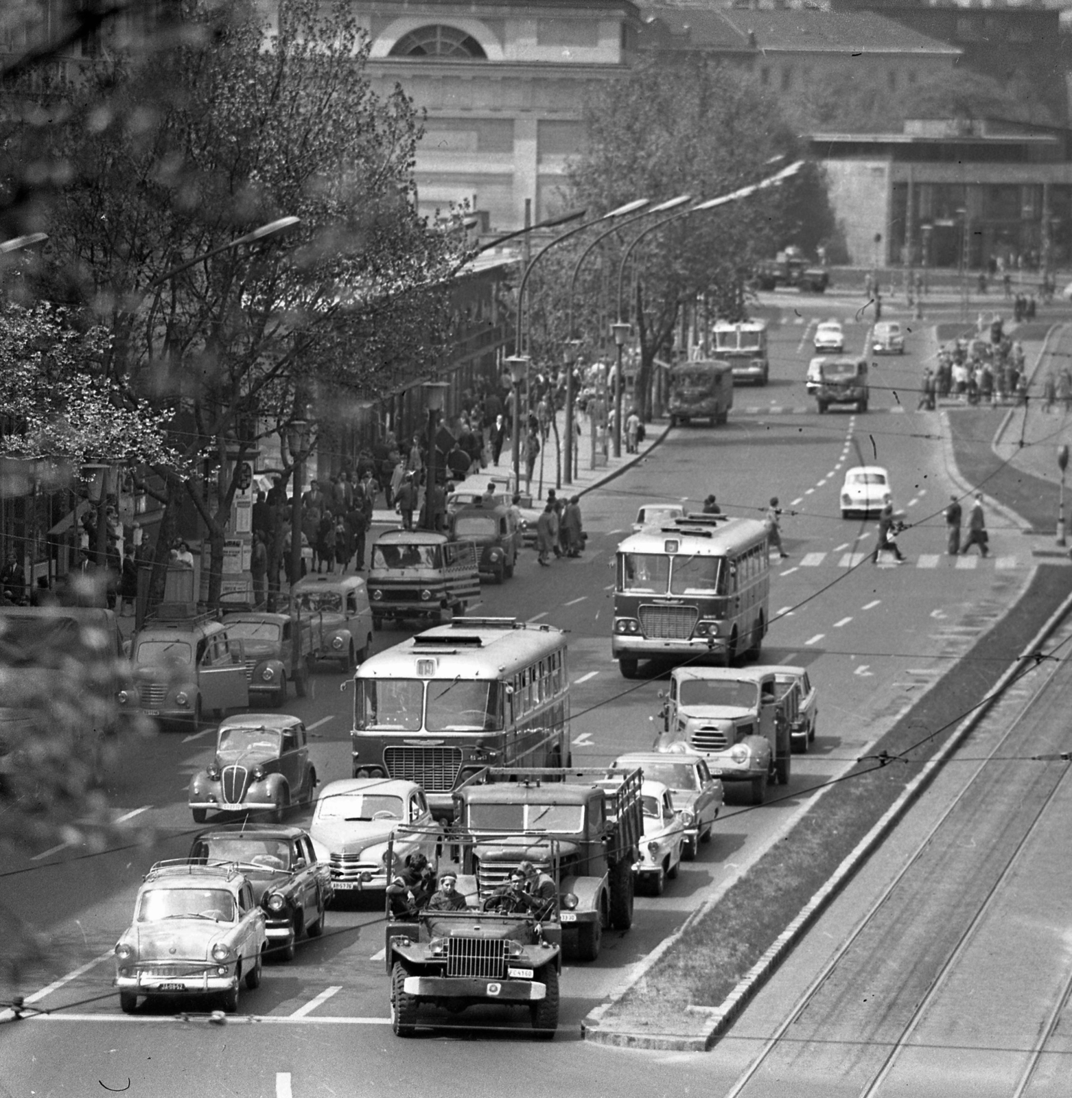Hungary, Budapest V., Károly (Tanács) körút a Deák Ferenc tér felé nézve., 1965, Urbán Tamás, transport, traffic, american brand, Soviet brand, Hungarian brand, commercial vehicle, street view, cityscape, Fiat-brand, Ikarus-brand, Moskvitch-brand, Zuk-brand, Italian brand, Dodge-brand, Ikarus 620, Polish brand, automobile, Dodge WC-series, rails, Budapest, Fortepan #18733