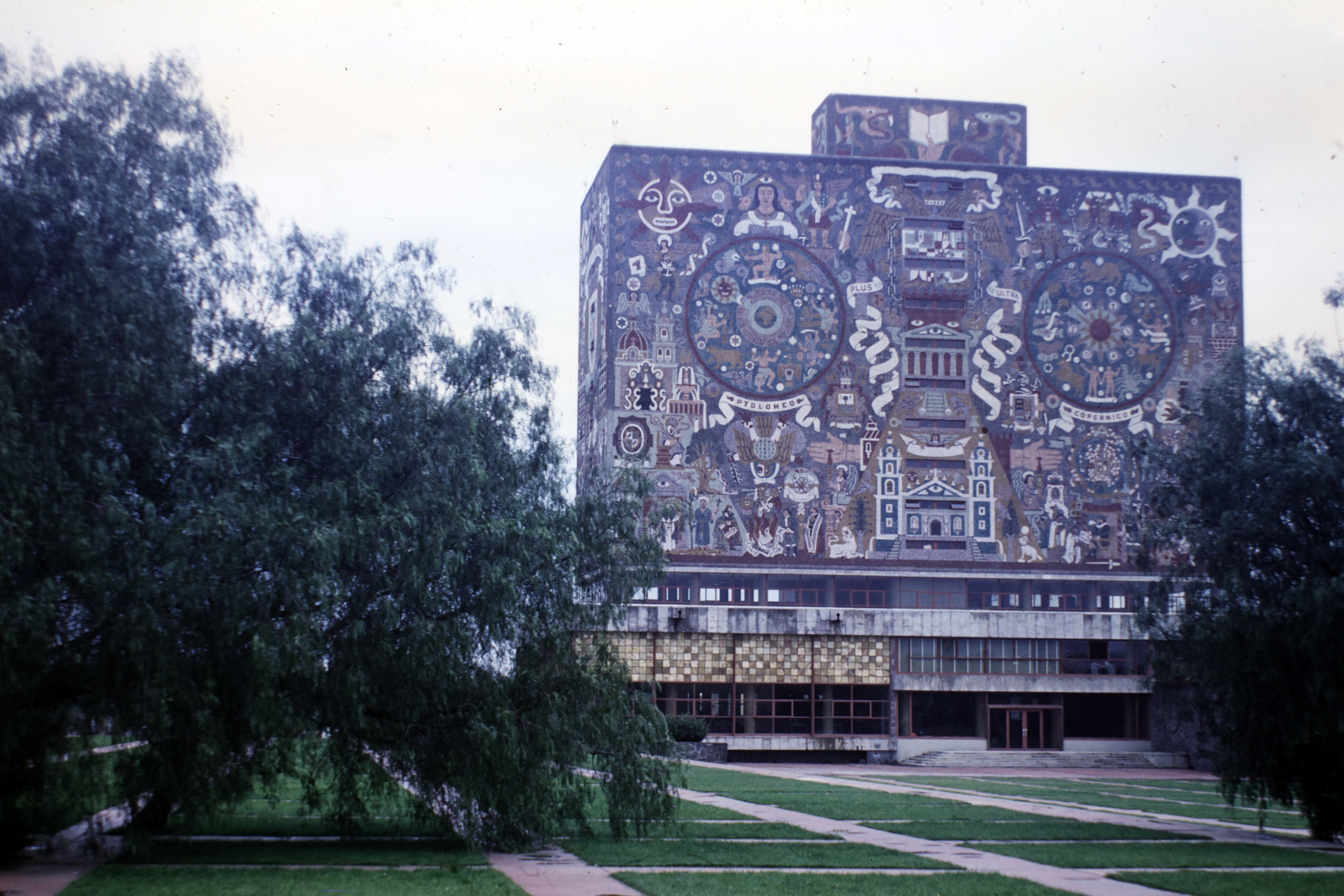 Mexico, Mexico City, a Mexikói Autonóm Nemzeti Egyetem (UNAM) Központi Könyvtára., 1956, Haas Lajos dr, colorful, public building, modern architecture, Fortepan #187331