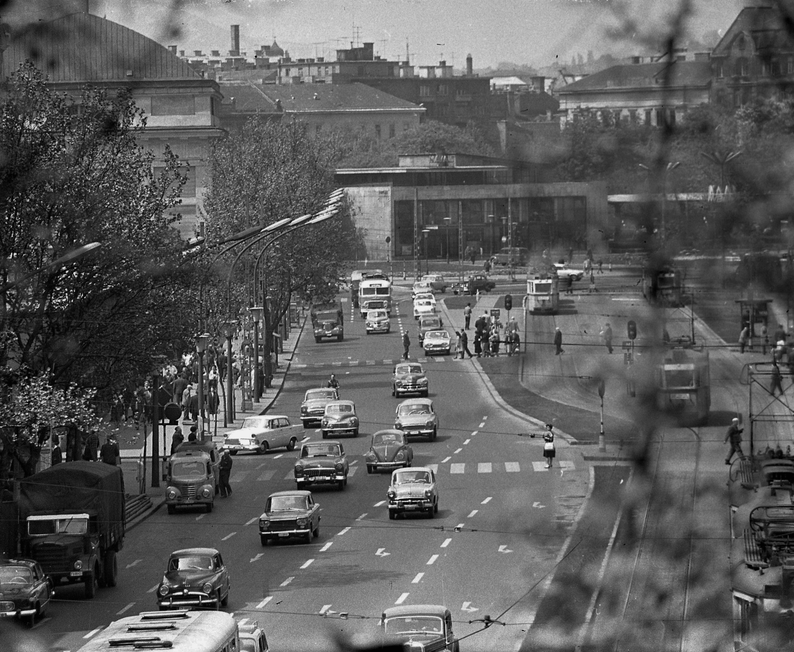 Hungary, Budapest V., Károly (Tanács) körút a Deák Ferenc tér felé nézve., 1965, Urbán Tamás, traffic, German brand, Soviet brand, Hungarian brand, commercial vehicle, street view, cityscape, Fiat-brand, Ikarus-brand, Moskvitch-brand, Ford-brand, Italian brand, French brand, automobile, Simca-brand, Ganz UV tramway, Budapest, Fortepan #18734