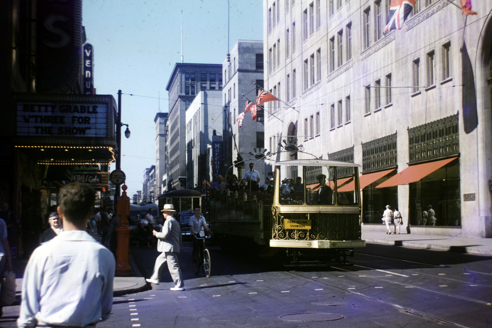 Canada, untitled, Montreal, a Saint-Catherine Street West a Rue Mansfield-től délre., 1956, Haas Lajos dr, colorful, street view, bicycle, crosswalk, Fortepan #187340