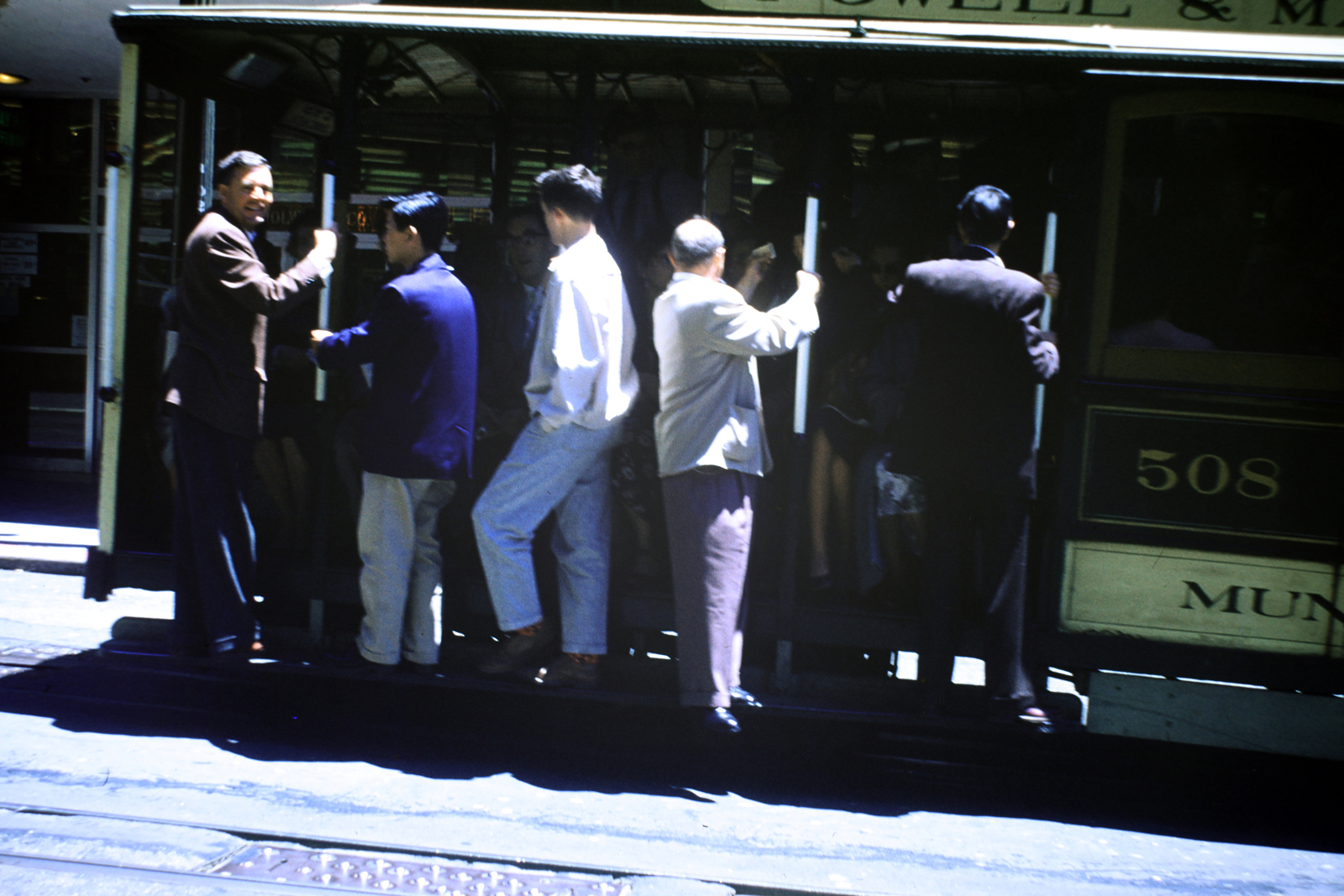 Amerikai Egyesült Államok, San Francisco,Kalifornia állam, Powell Street, a kábelvasút., 1956, Haas Lajos dr, színes, tömegközlekedés, ajtóban állás, Fortepan #187344