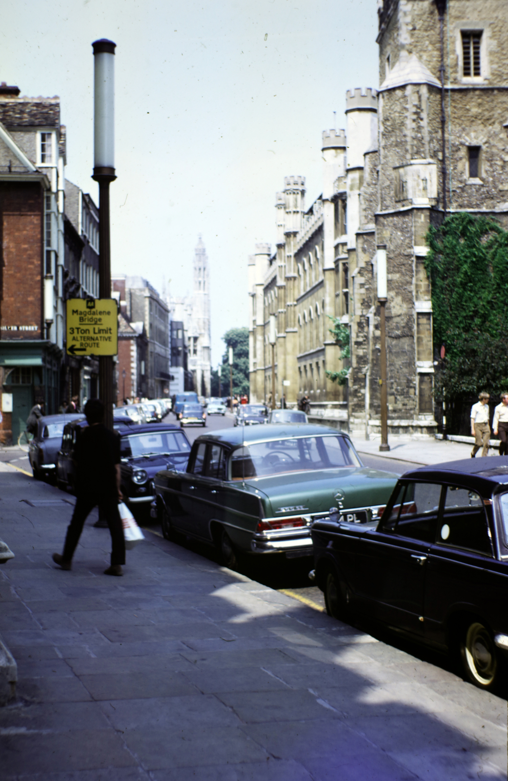 United Kingdom, Cambridge, Trumpington Street, jobbra a Corpus Christi college épülete., 1962, Haas Lajos dr, colorful, street view, Fortepan #187357