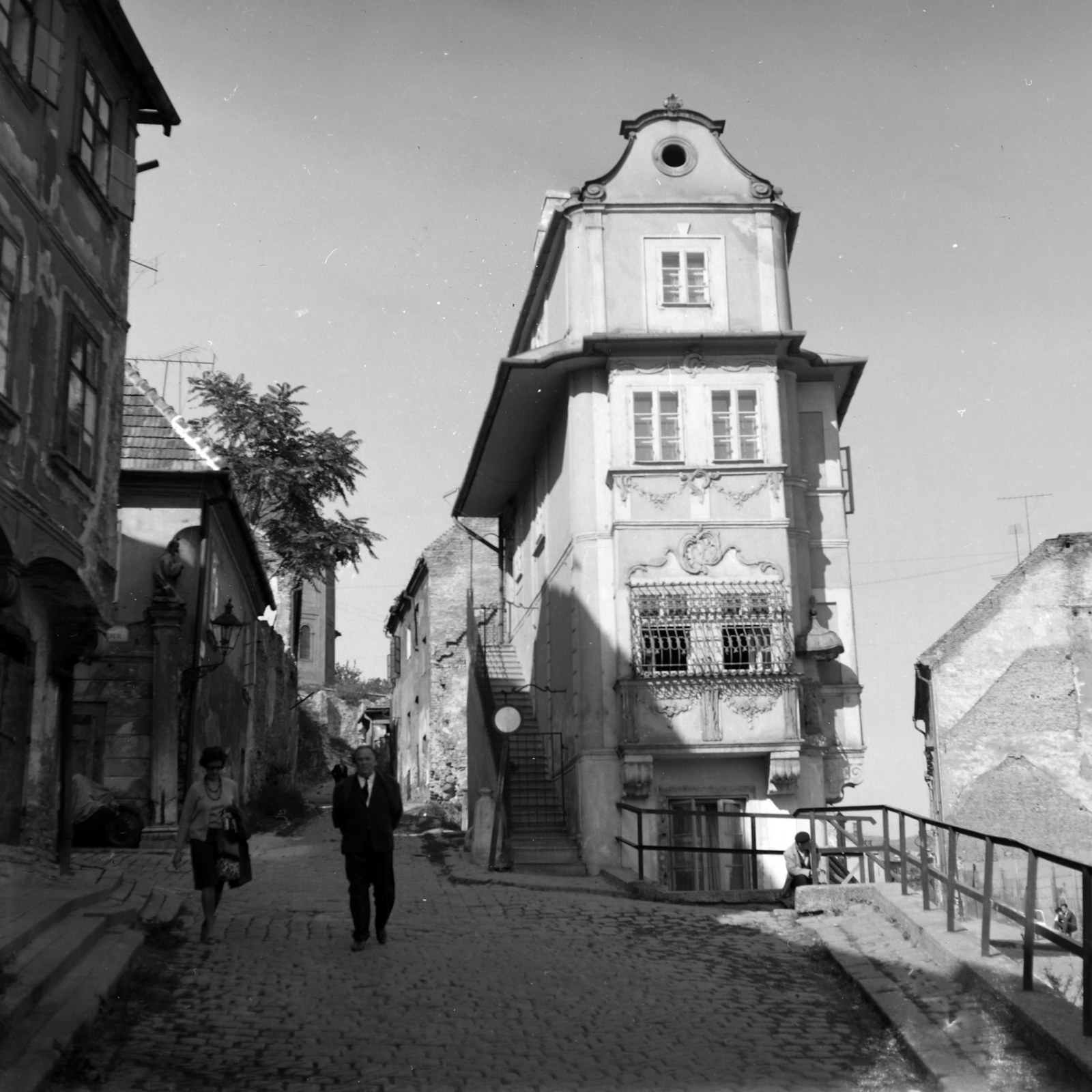 Slovakia, Bratislava, Vártelek utca (Židovská ulica), balra a Miklós utca (Mikulášska ulica). Szemben az un. Jó pásztor háza, nevét a ház sarkán elhelyezett Krisztus szoborról kapta., 1962, Fortepan/Album018, Czechoslovakia, Fortepan #187373