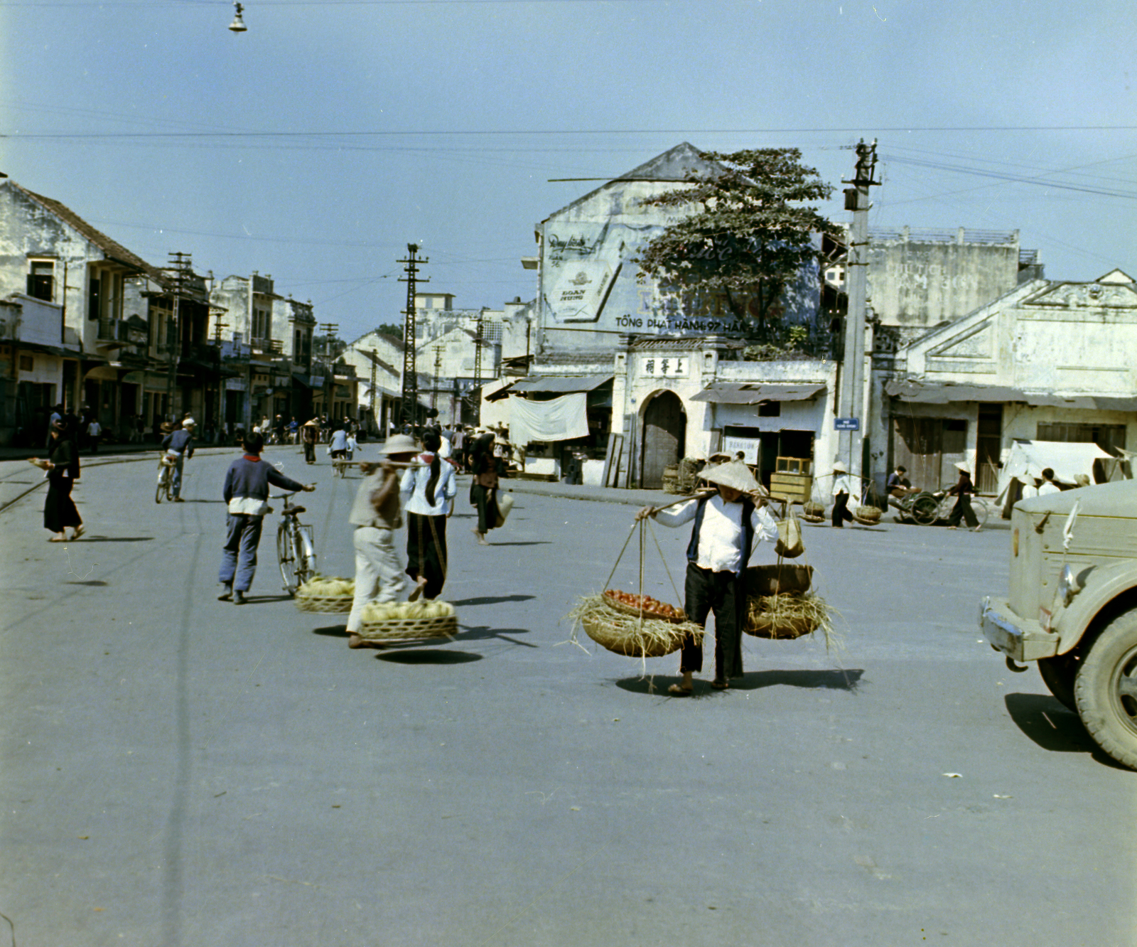 Vietnam, Hanoi, Dong Xuan utca a Pho Hang Giay utca felé nézve., 1962, Fortepan/Album018, colorful, bicycle, seller, carrying on the shoulder, Fortepan #187377