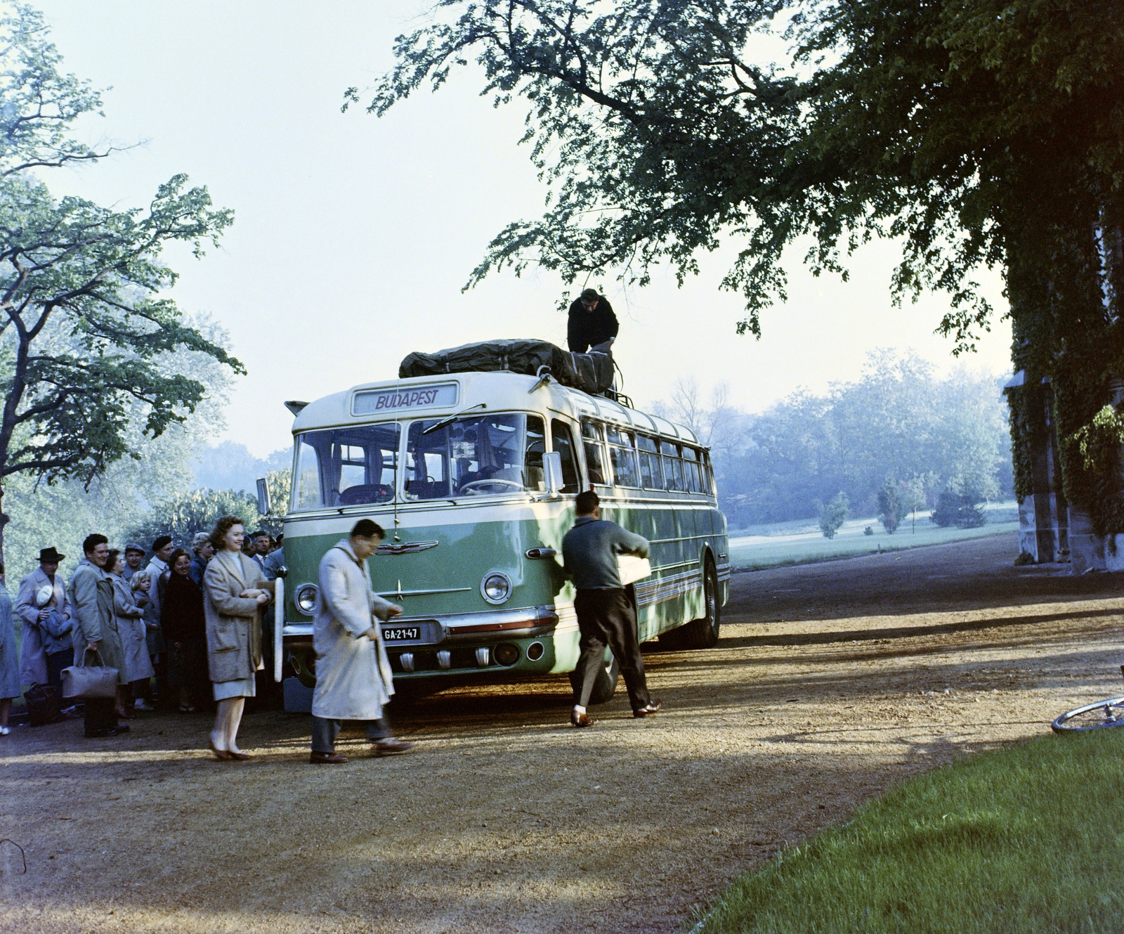 Hungary, Martonvásár, a Brunszvik-kastély parkja., 1960, Fortepan/Album018, colorful, bus, Fortepan #187384